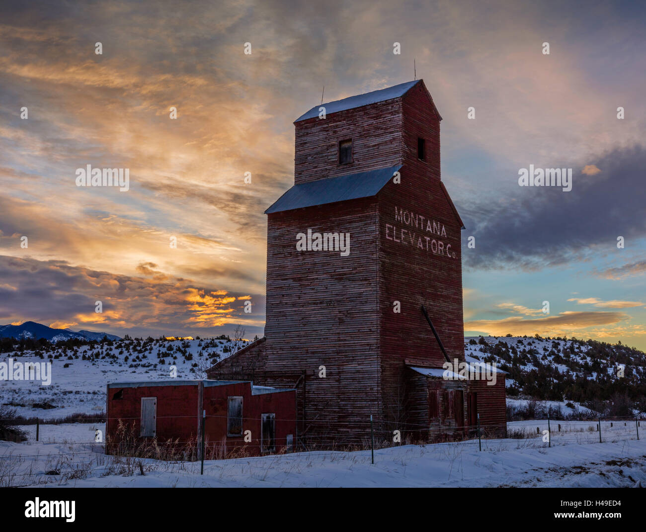 La Contea di Gallatin, MT: Vecchia Montana di elevatore della granella al sorgere del sole in inverno Foto Stock