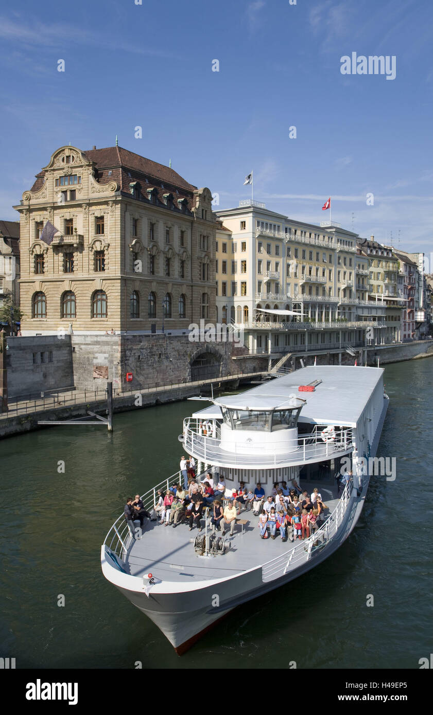 La Svizzera, Basilea, vacanza nave, il fiume Reno, hotel Trois Rois, la città di destinazione, turismo, riva del Reno, case, edifici, hotel edifici, architettura, nave, navigazione, turistico, persona, escursione, soleggiato, esterno, Foto Stock