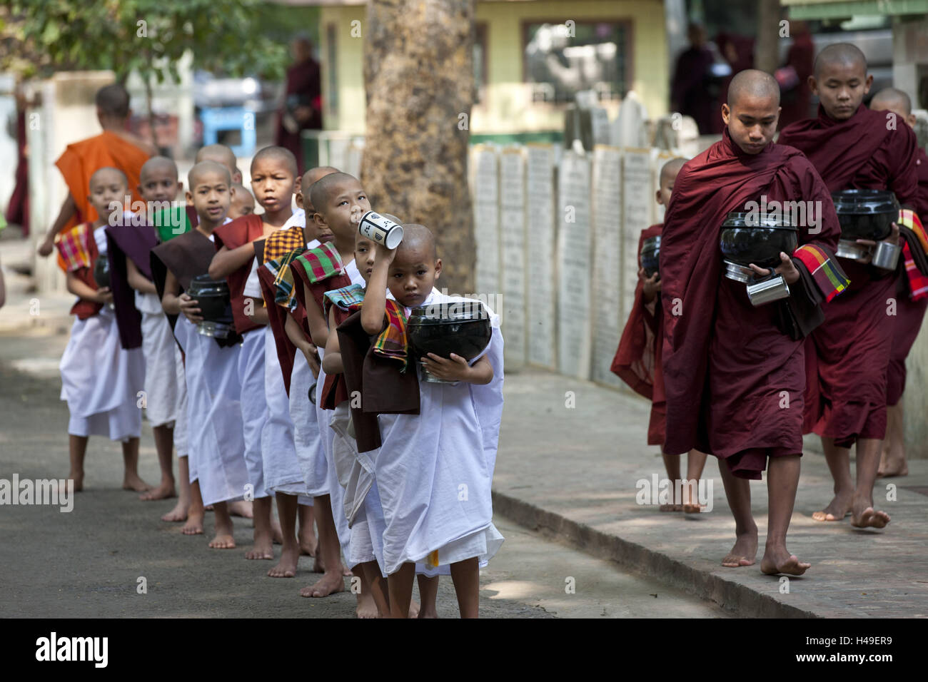 Myanmar, regione di Mandalay, Amarapura, Mahagandayon chiostro, mendicanti, Foto Stock