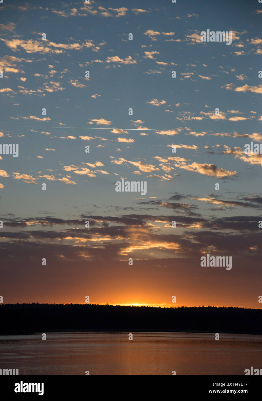 Sunrise colorati con scala di pesce nuvole sul Puget Sound, Stato di Washington Foto Stock