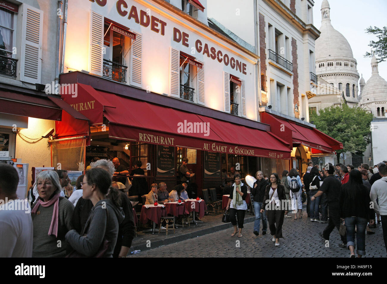 Francia, Parigi Montmartre, Rue Norvins, ristorante, prato Cadet de Gascogne, passanti, crepuscolo, l'Europa, la città capitale, vista città, il Sacro Cuore, luogo di interesse, gastronomia, street restaurant, street bar, persona, ospiti street scene, lane, zona pedonale, promenade, turismo, sera, Foto Stock