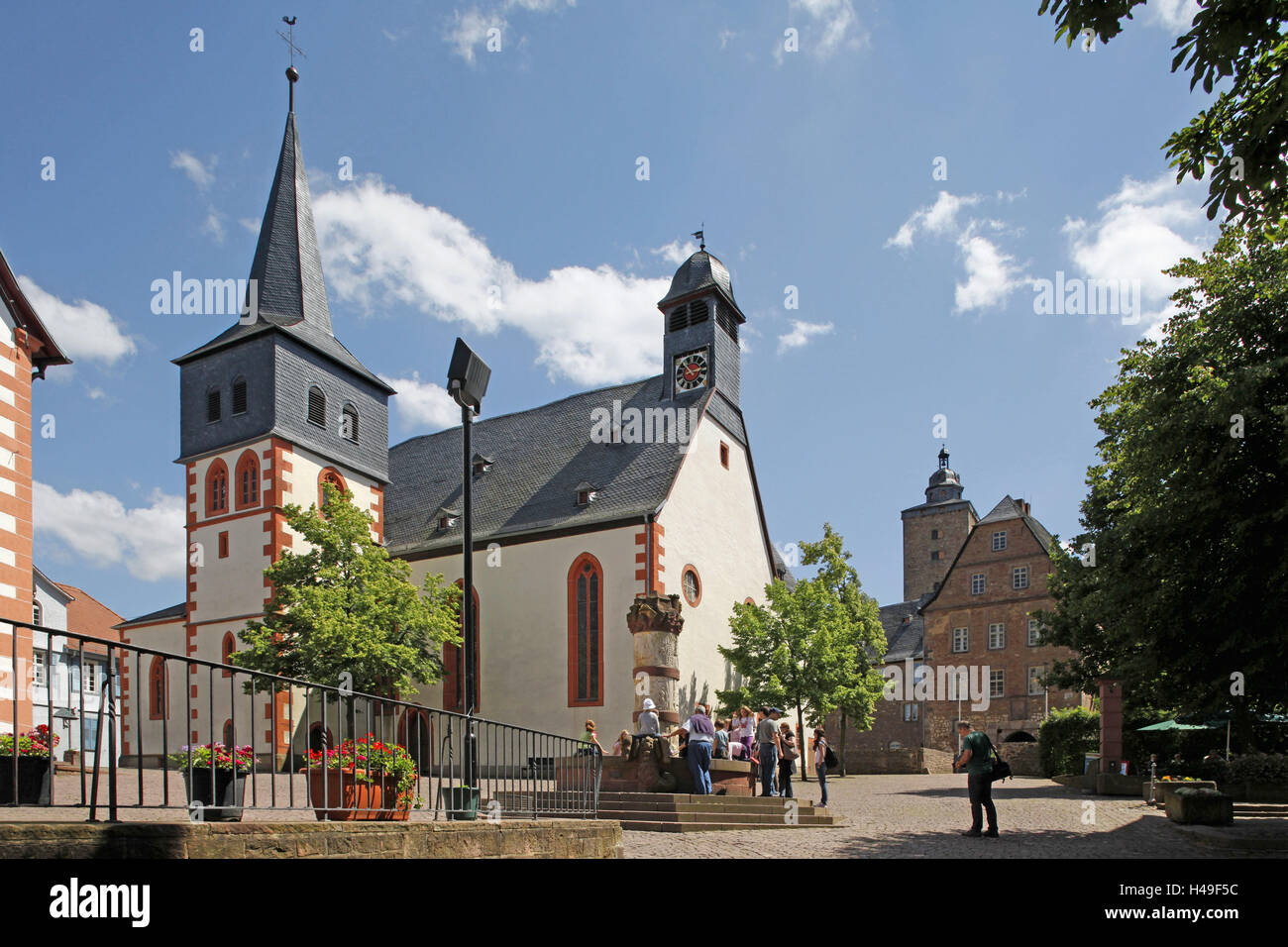 Germania, Assia, Steinau in strada, il municipio, la chiesa di Santa Caterina, favola ben, gruppo di tour, serratura, Foto Stock