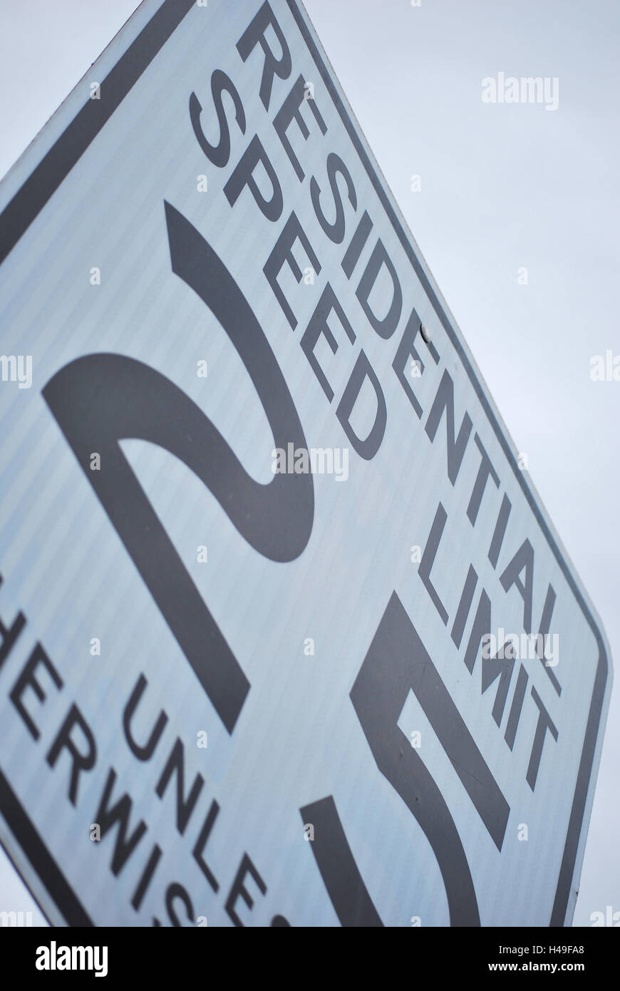 Bassa angolazione del segnale di limite di velocità. Foto Stock