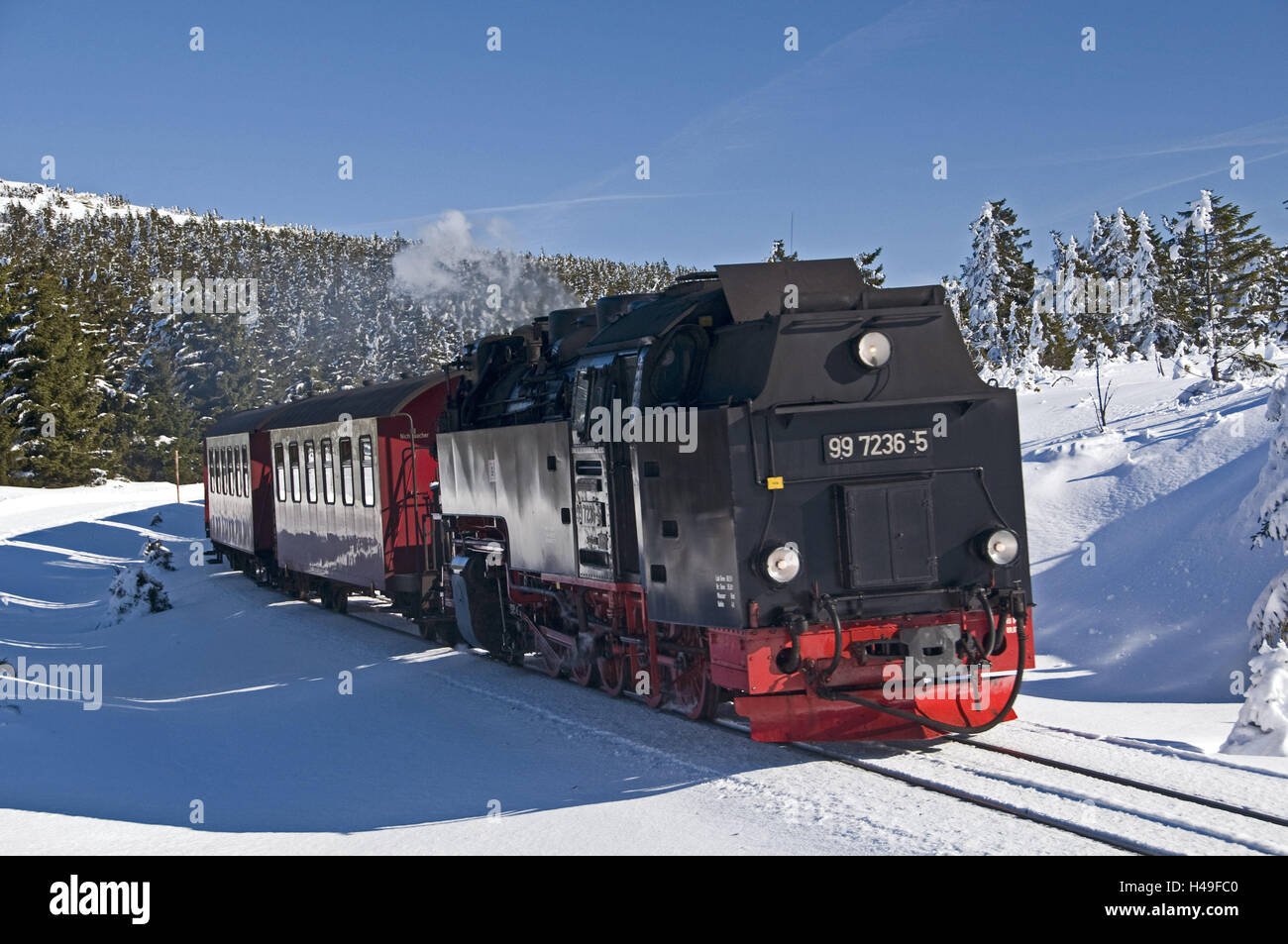 Germania, Bassa Sassonia, Harz (mountain range), Brocken ferroviarie, inverno, scenario, bassa catena montuosa, Light Railway, Brocken (montagna), motore di vapore, neve, motore a vapore, andare, sole, cielo blu, attrazione, turismo, Foto Stock