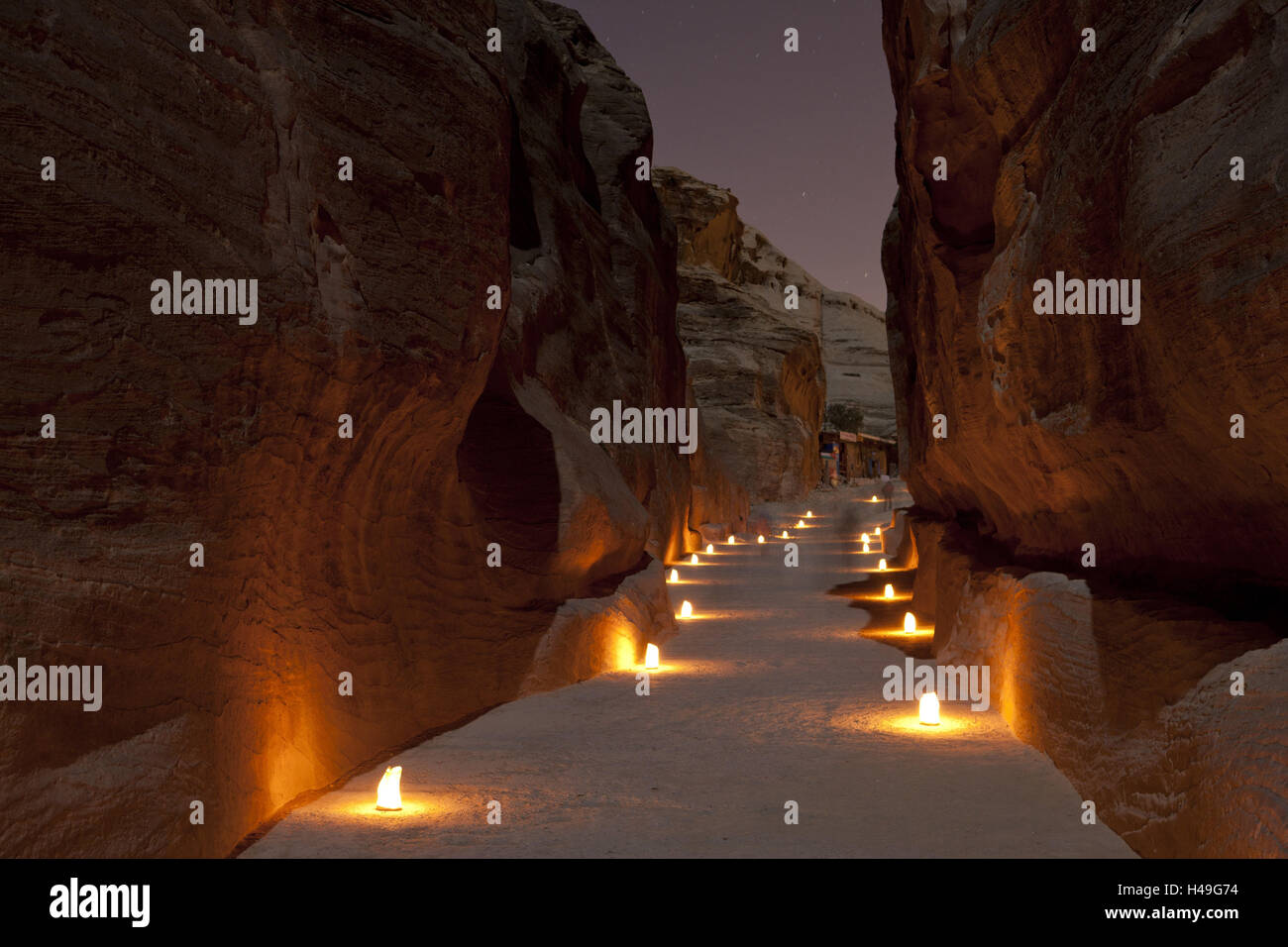 Giordania, rock town Petra, Siq, ingresso alla città di roccia, vista Khazne al-Firaun, casa del tesoro del faraone, di notte, luci, illuminateds, Foto Stock