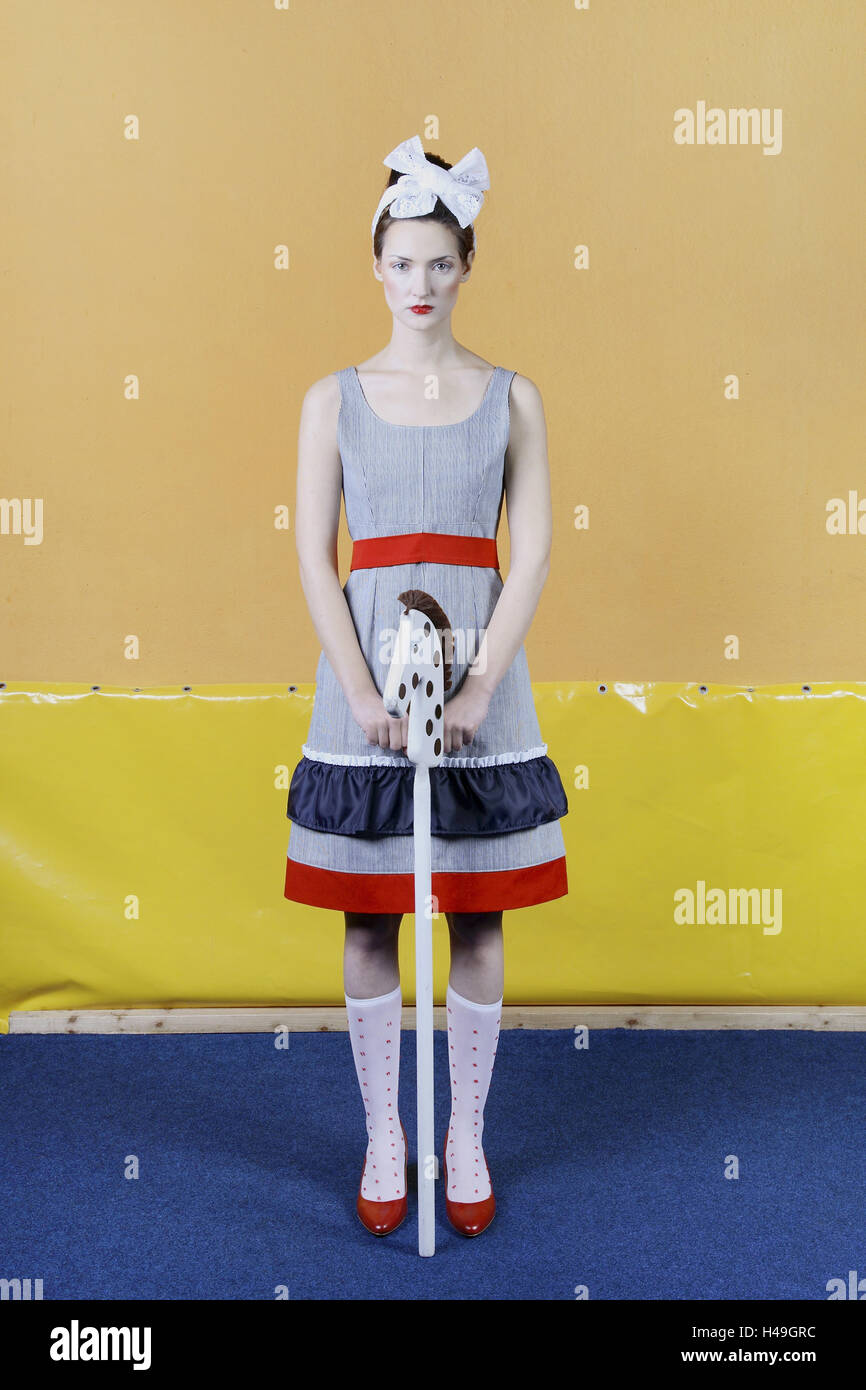 Moda shot, donna con bastone cavallo, Foto Stock