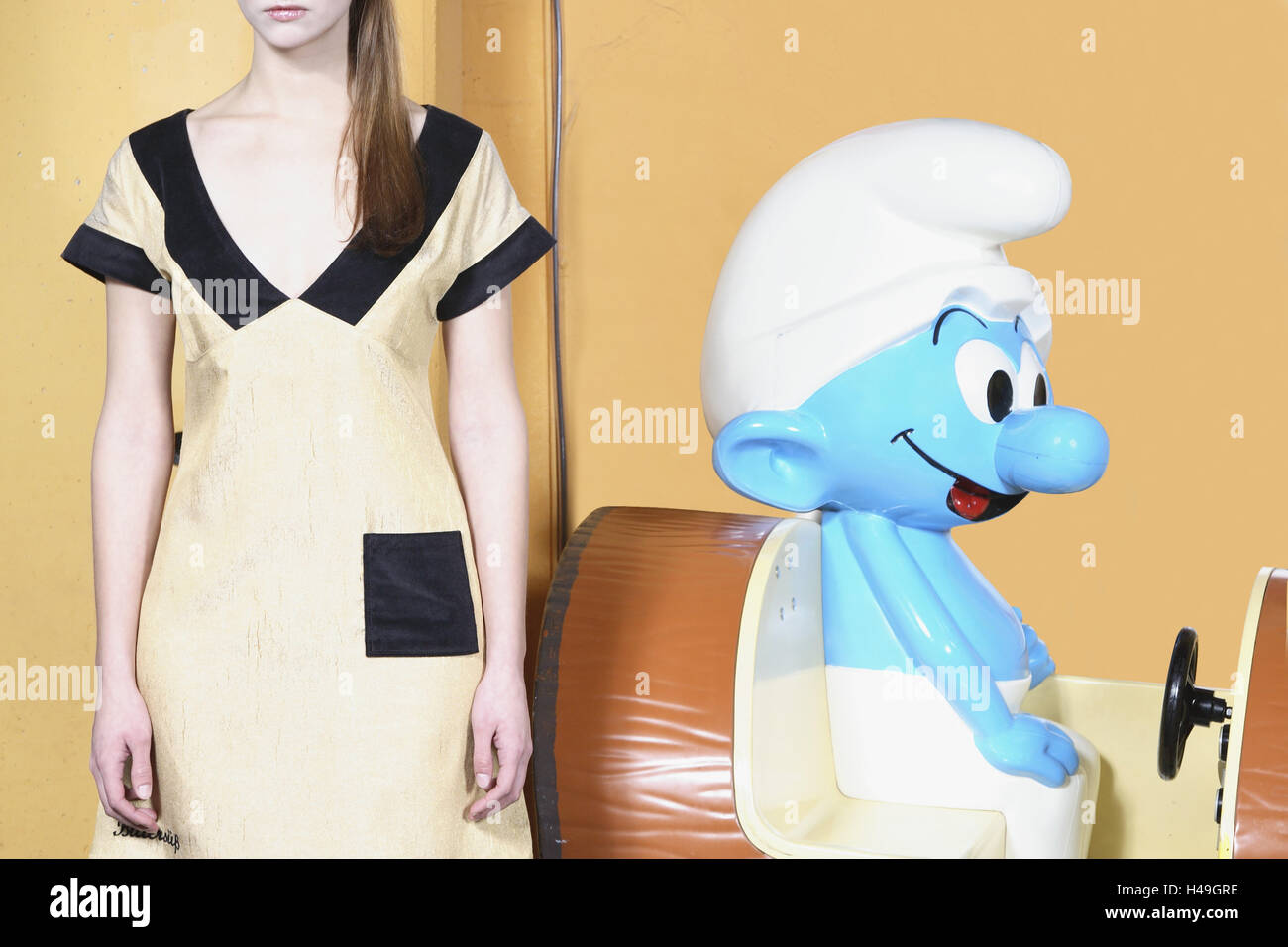 Donna in abito, Kiddy Ride, puffo, moda Shot, tagliata, Foto Stock