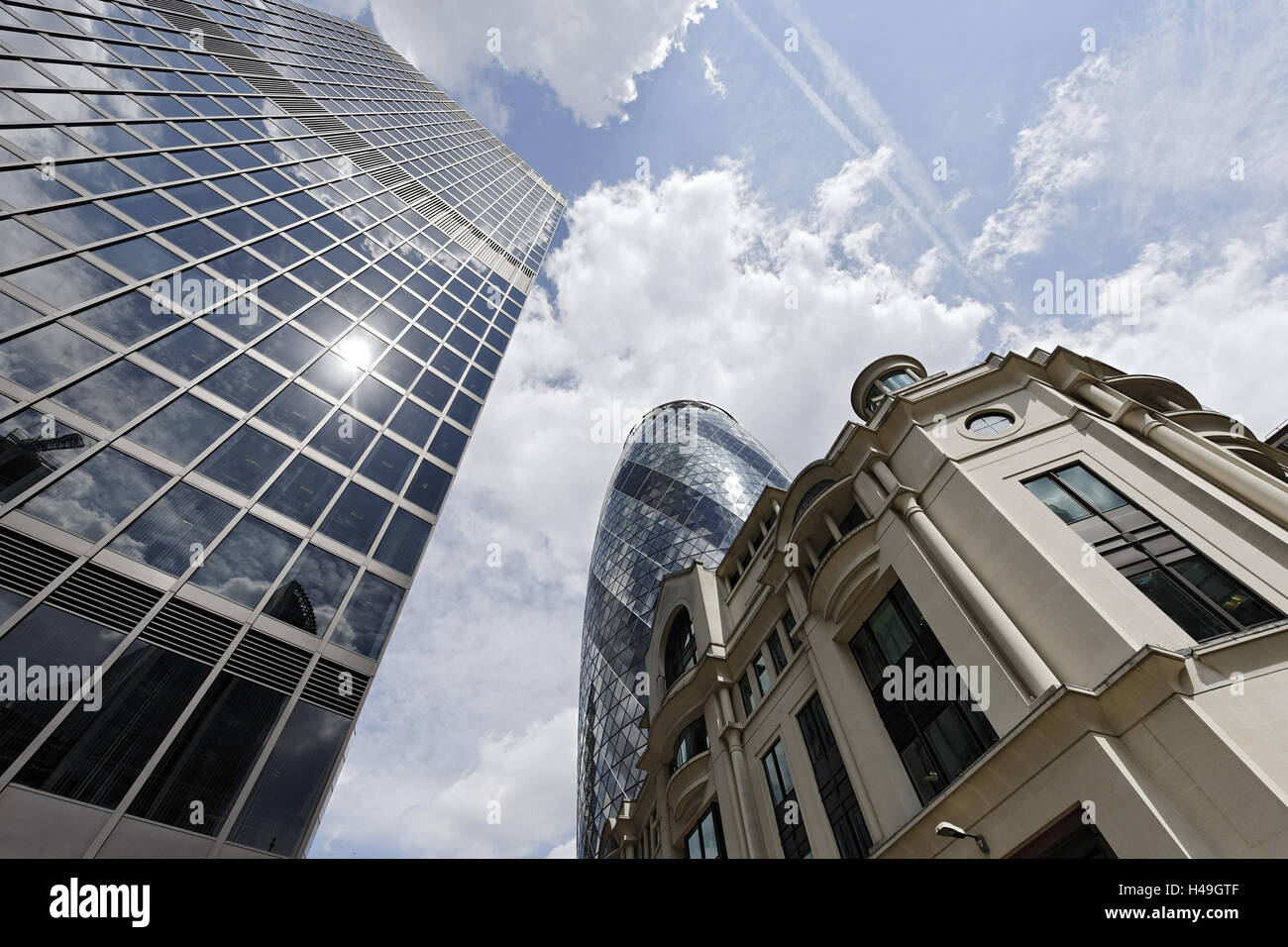 Mix di architettura moderna e architettura classica, Swiss Re Torre dall architetto Sir Norman Foster, London, England, Regno Unito Foto Stock