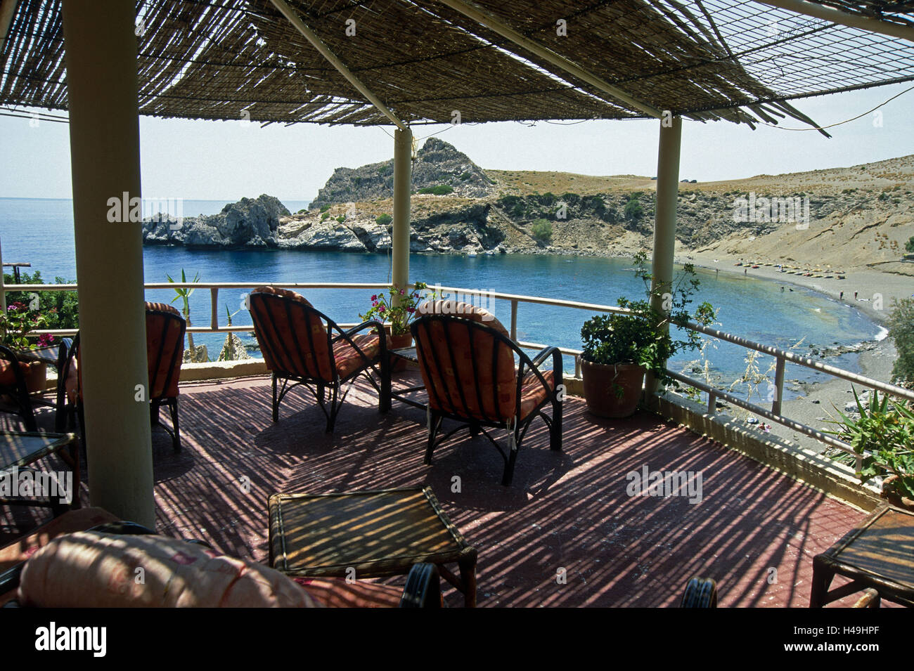 La Grecia, Creta, agio Pavlos, terrazza, sedie, con vista sul mare Foto Stock