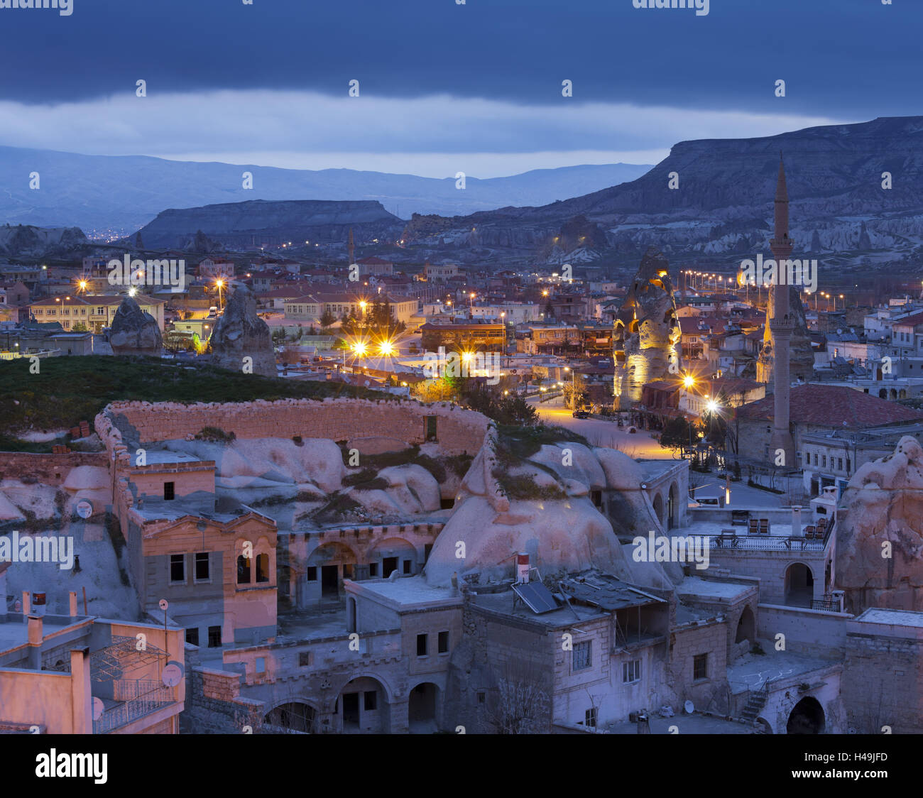 Vista sulla città di Göreme di notte, Cappadocia, Anatolia ...