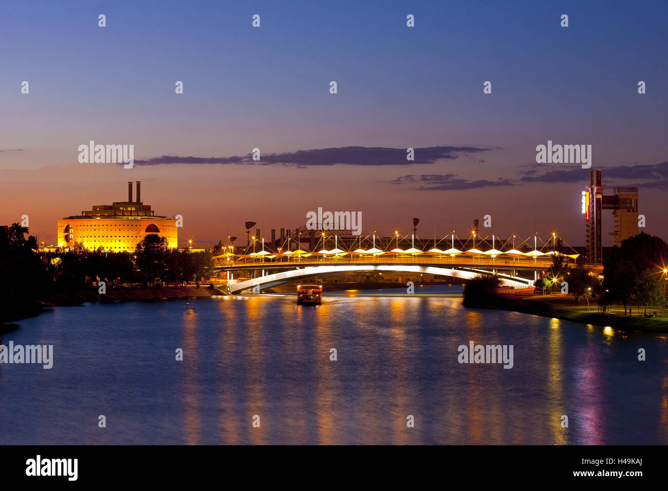Spagna, Andalusia, Siviglia, Pasarela de la Cartuja, sera, bridge, tourboat, Foto Stock