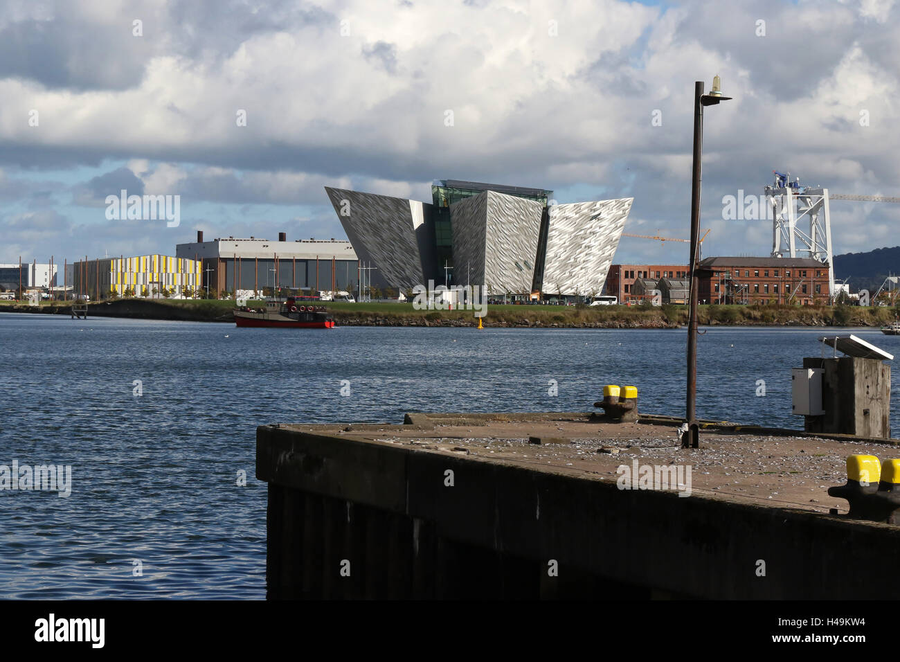 Vista attraverso il porto di Belfast per la costruzione del Titanic a Belfast il Titanic Quarter. Foto Stock