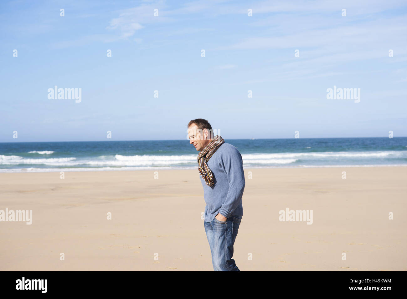 L uomo si prende più facile sulla spiaggia, Foto Stock