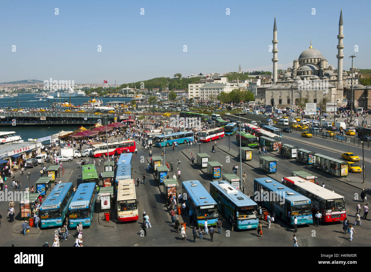 Turchia, Istanbul, Eminönü, bus terminal in Galatabrücke con Yeni Camii, Valide Sultan Camii, Foto Stock