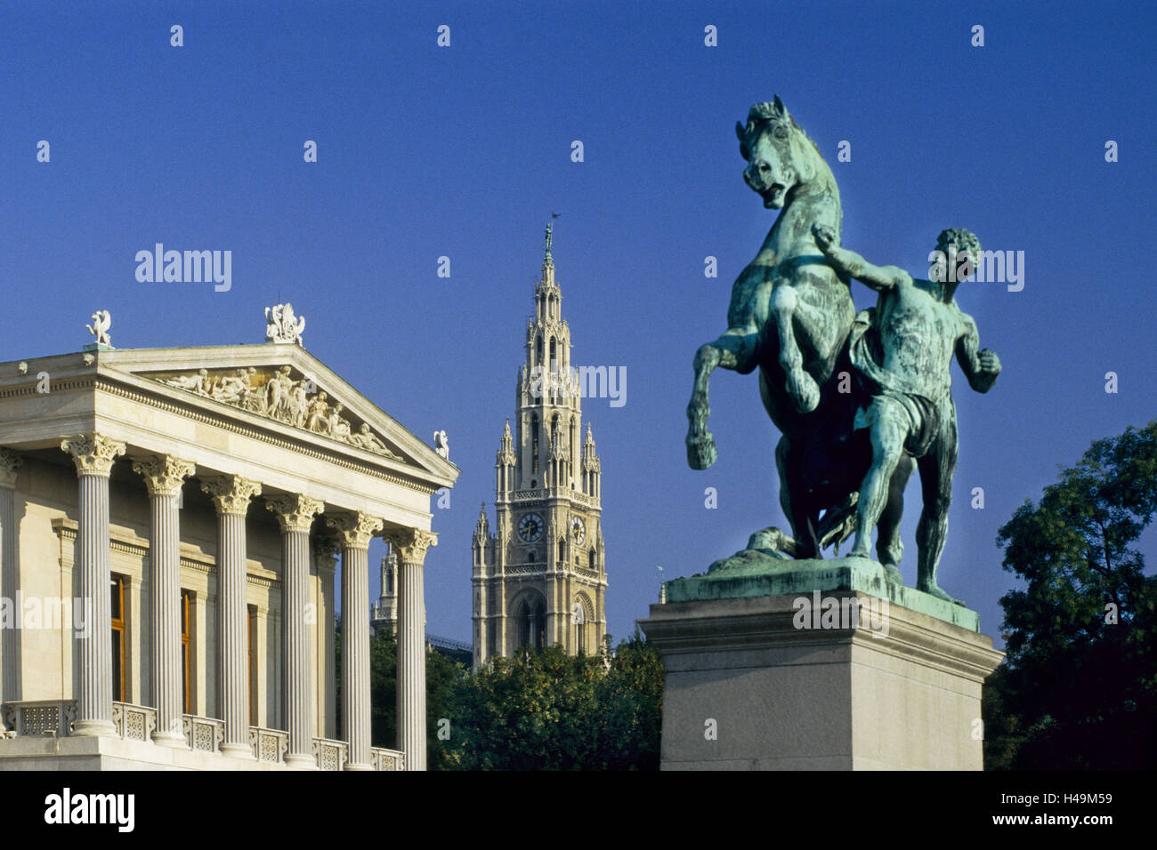 Austria, Vienna, edificio del parlamento nell'anello, dietro la torre neogotica Votivkirche, Foto Stock