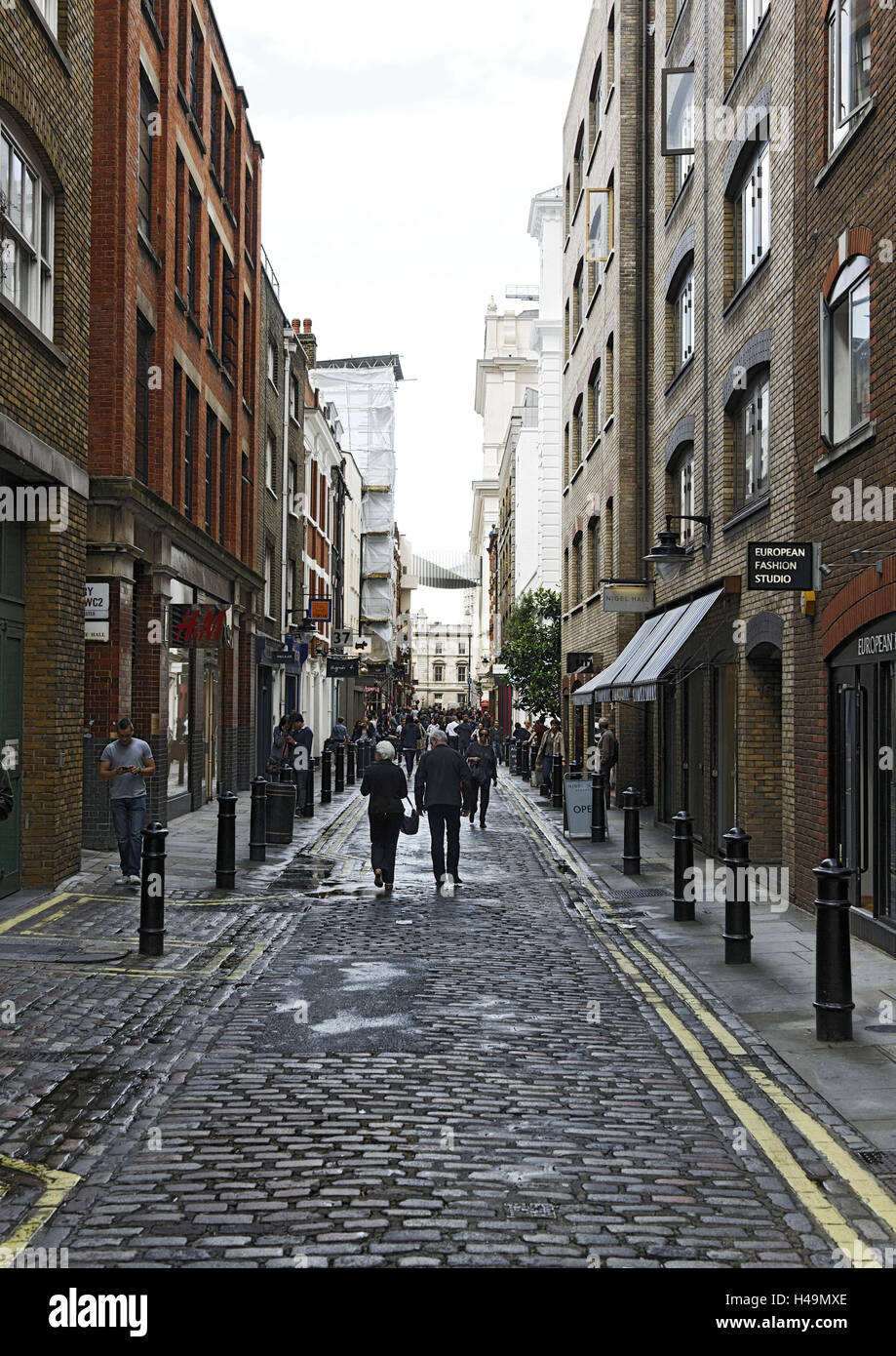 Neal Street, iconico shopping street, vicino alla Stazione di Covent Garden, Westminster, London, England, Regno Unito Foto Stock