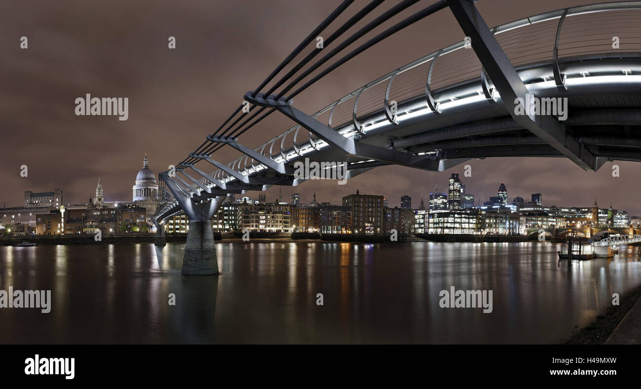 Millenium Bridge, Fotografia notturna, vista città con la Cattedrale di San Paolo, la Thames, London, England, Gran Bretagna, Foto Stock