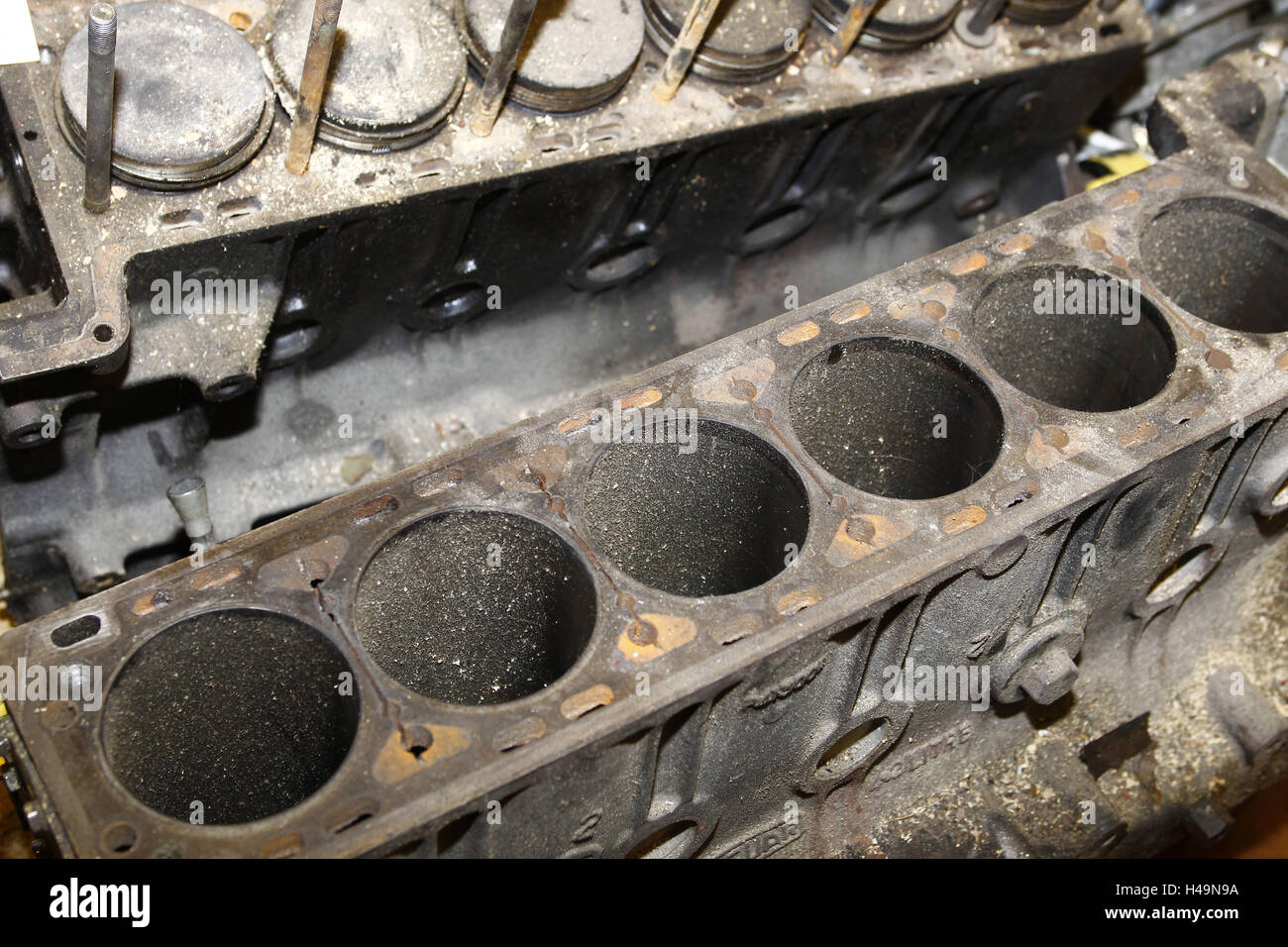Old-timer di metallo di scarto, ruggine, vecchio motore tagli, Foto Stock