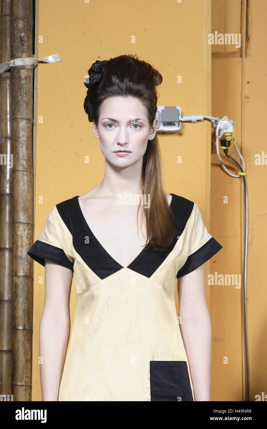 Moda shot, giovane donna contro la parete con le vecchie linee, metà ritratto, Foto Stock