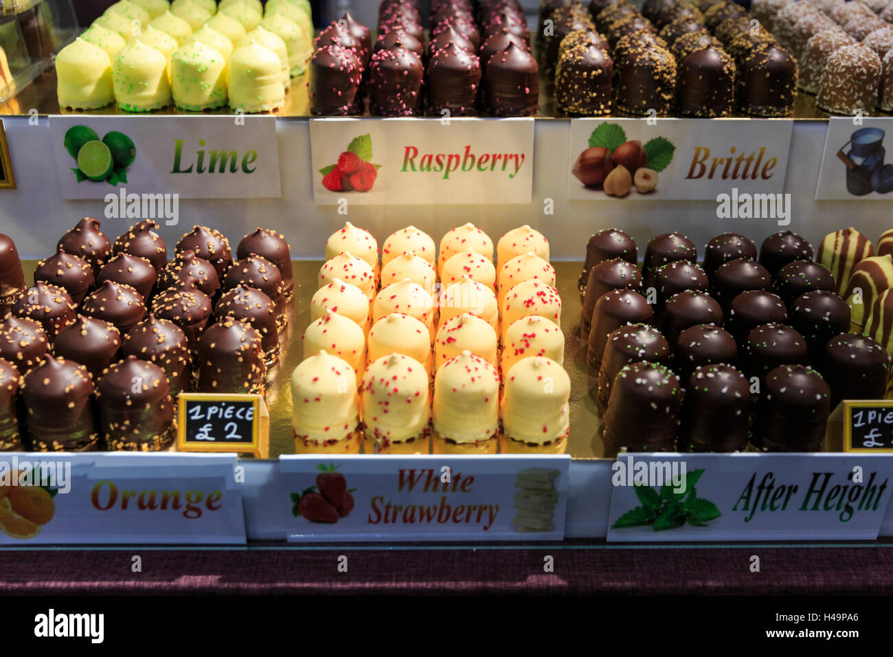 Kensington Olympia, Londra, 13 ottobre 2016 cioccolato aromatizzato Marshmallows sul display. Il salone del cioccolato, il gran finale della settimana di cioccolato, apre all'Olympia di Londra con un VIP serata di gala e cioccolato fashion show, prima di accogliere i visitatori da 14th-16th Ottobre. © Imageplotter News e sport/Alamy Live News Credito: Imageplotter News e sport/Alamy Live News Foto Stock