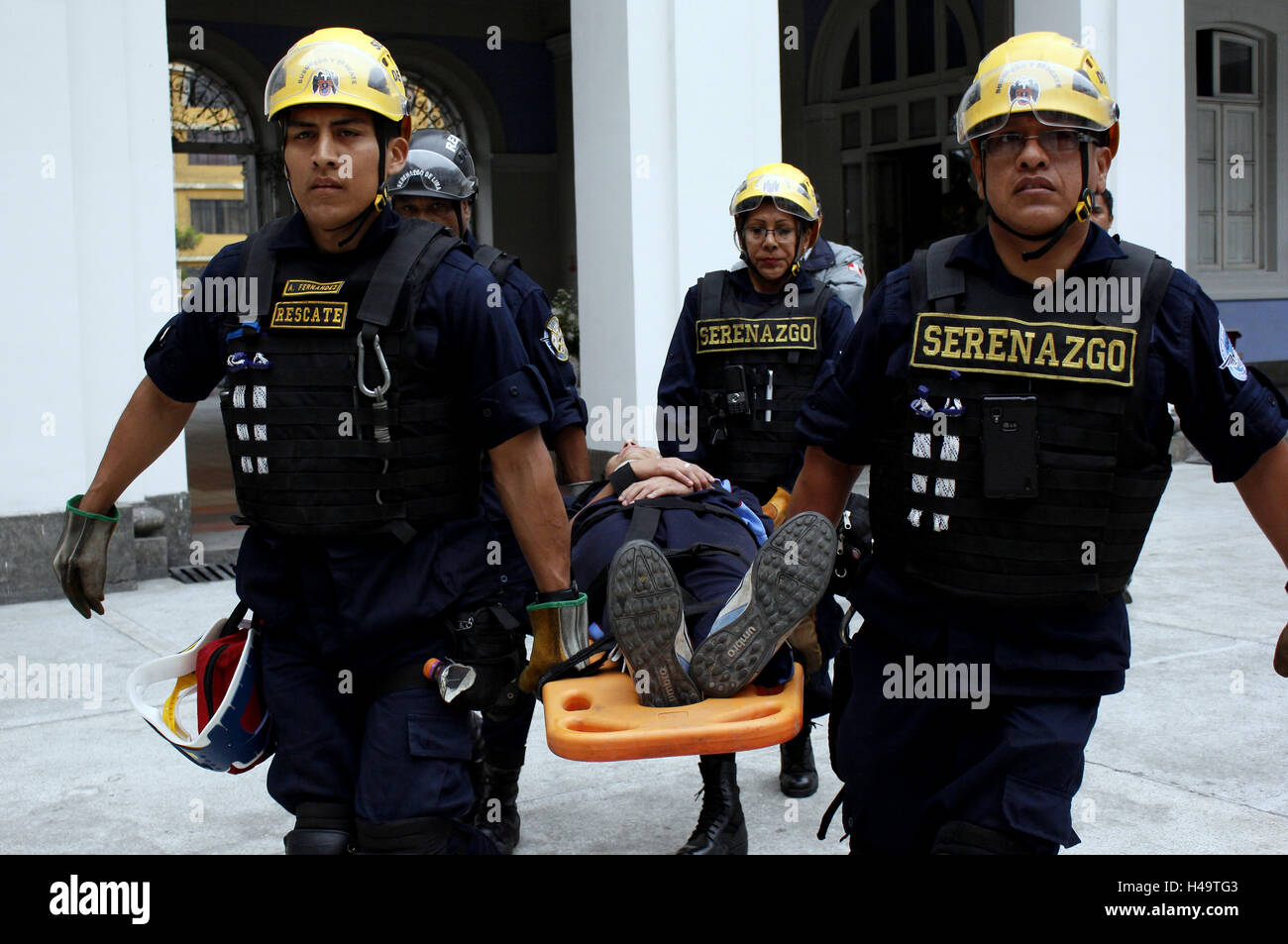 Lima, Perù. Xiii oct, 2016. Membri del "erenazgo' Brigata soccorso prendere parte in quarta scuola nazionale il terremoto e lo Tsunami del trapano, che è organizzato dal Ministero dell'istruzione del Perù, Lima, capitale del Perù, su 13 Ottobre, 2016. © Luis Camacho/Xinhua/Alamy Live News Foto Stock