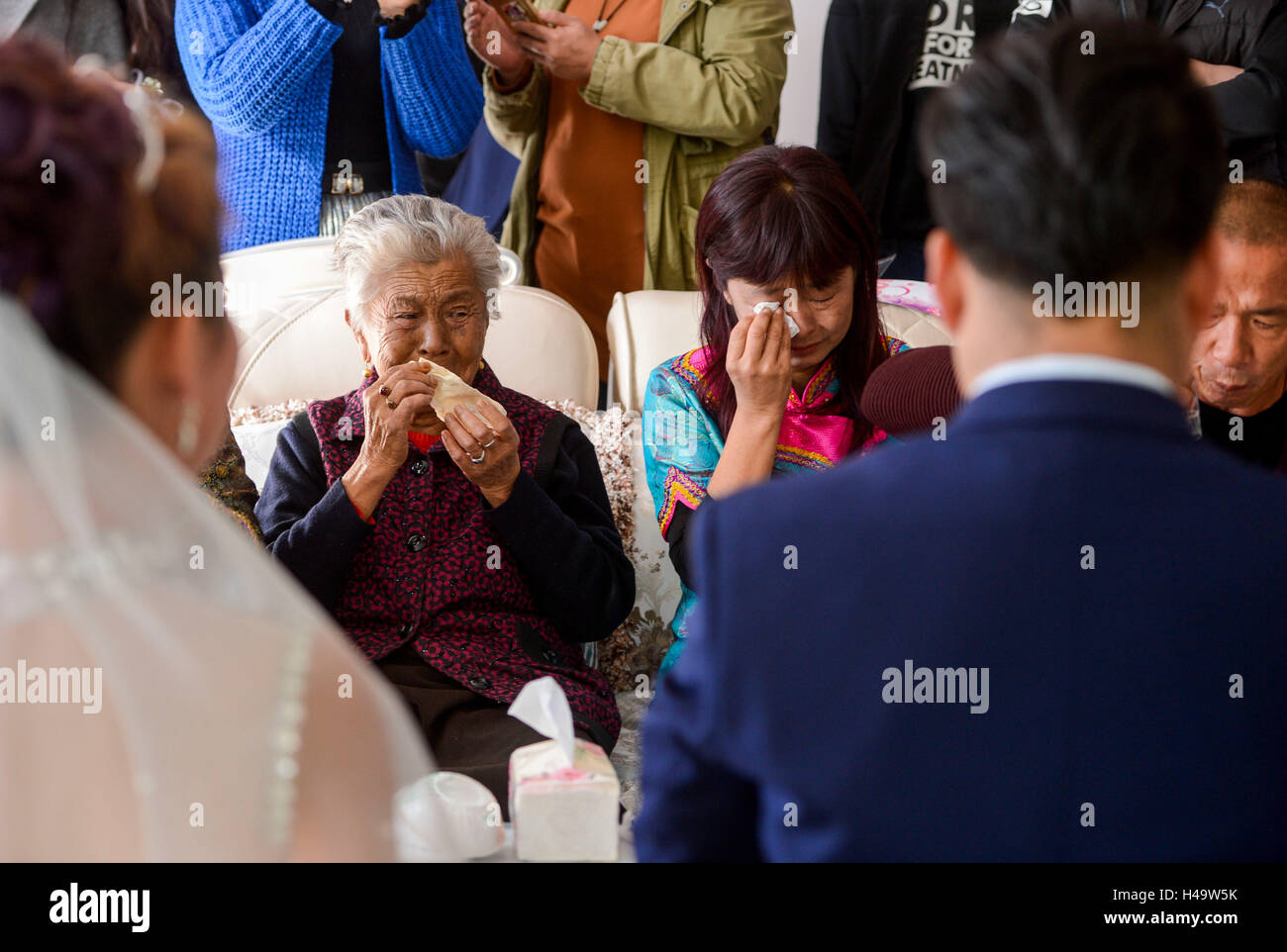 Tacheng, della Cina di Xinjiang Uygur Regione autonoma. 10 ottobre, 2016. Sposa della nonna (L) e madre (C) asciugare le lacrime durante il matrimonio in Tacheng, a nord-ovest della Cina di Xinjiang Uygur Regione autonoma, Ottobre 10, 2016. Kong Ning, un semi-Xibe gruppo etnico e semi-Daur gruppo etnico sposa e il suo sposo Ding Chenhao dei mancesi gruppo etnico ha tenuto una grande e colorata wedding mescolato con i tradizionali e western doganale nella città di confine di Tacheng, godendo di un dolce inizio del loro matrimonio. © Zhao Ge/Xinhua/Alamy Live News Foto Stock