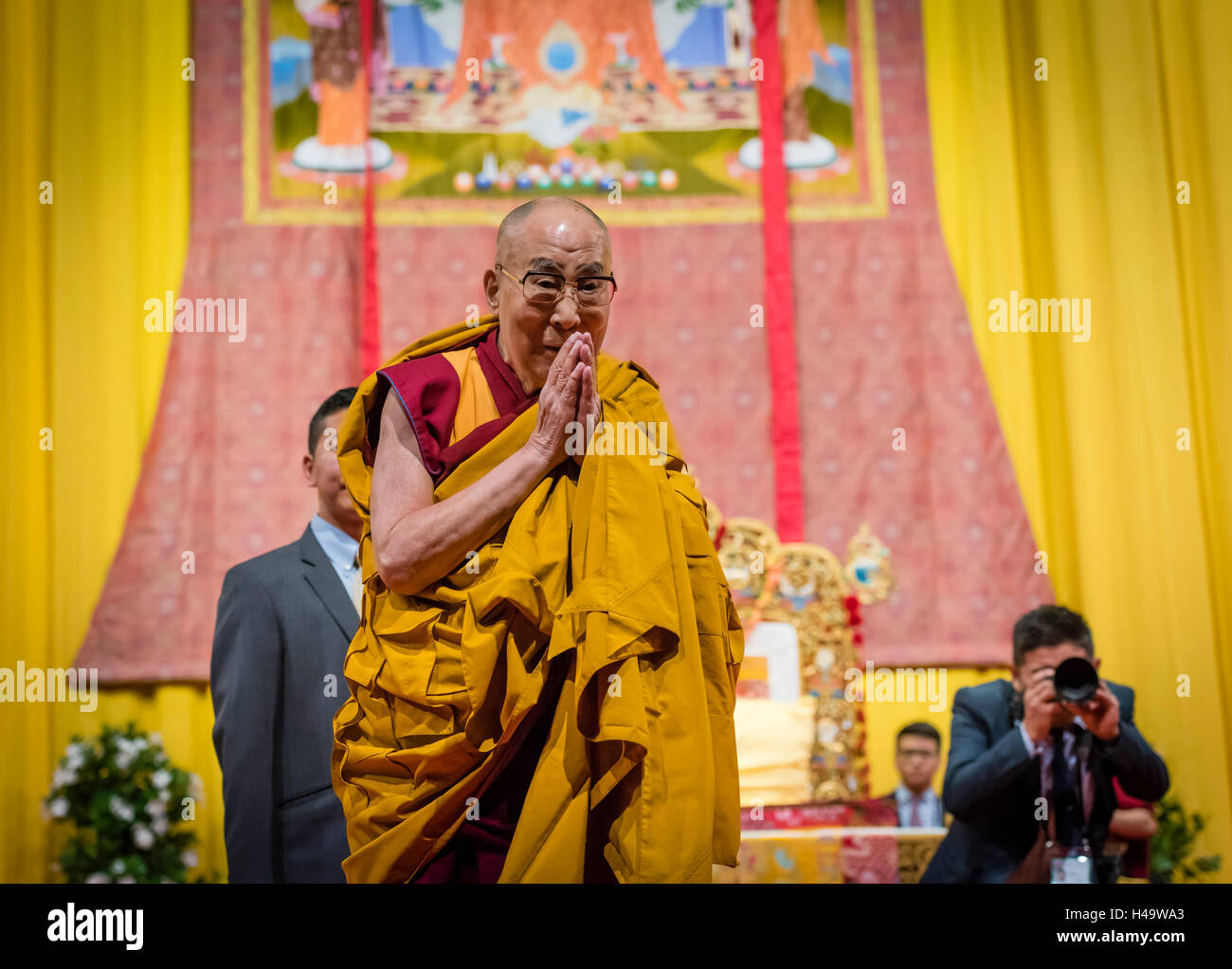 Zurigo, Svizzera. Xiv oct, 2016. Sua Santità il XIV Dalai Lama durante una  cerimonia buddista davanti a parecchie migliaia di seguaci della Swiss  comunità tibetana a Zurigo Hallenstadion. Credito: Erik Tham/Alamy Live