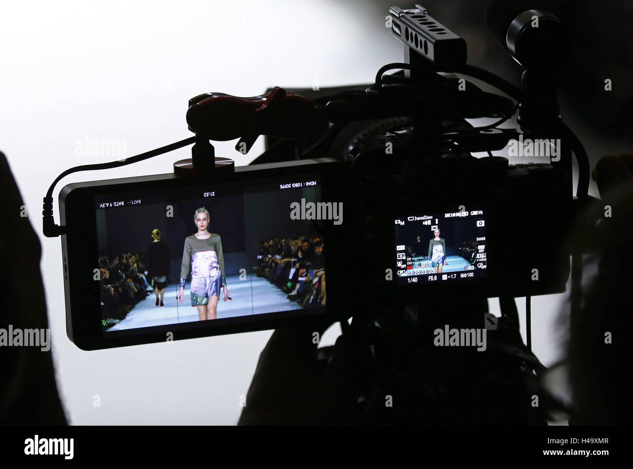 Kiev, Ucraina. 13 ottobre, 2016. Videografo filmare i modelli sulla passerella durante la sfilata di moda da Maryna RYBALKO come parte del 39th ucraino settimana della moda a Mystetskyi Arsenal a Kiev, Ucraina. Credito: Oleksandr Prykhodko/Alamy Live News Foto Stock