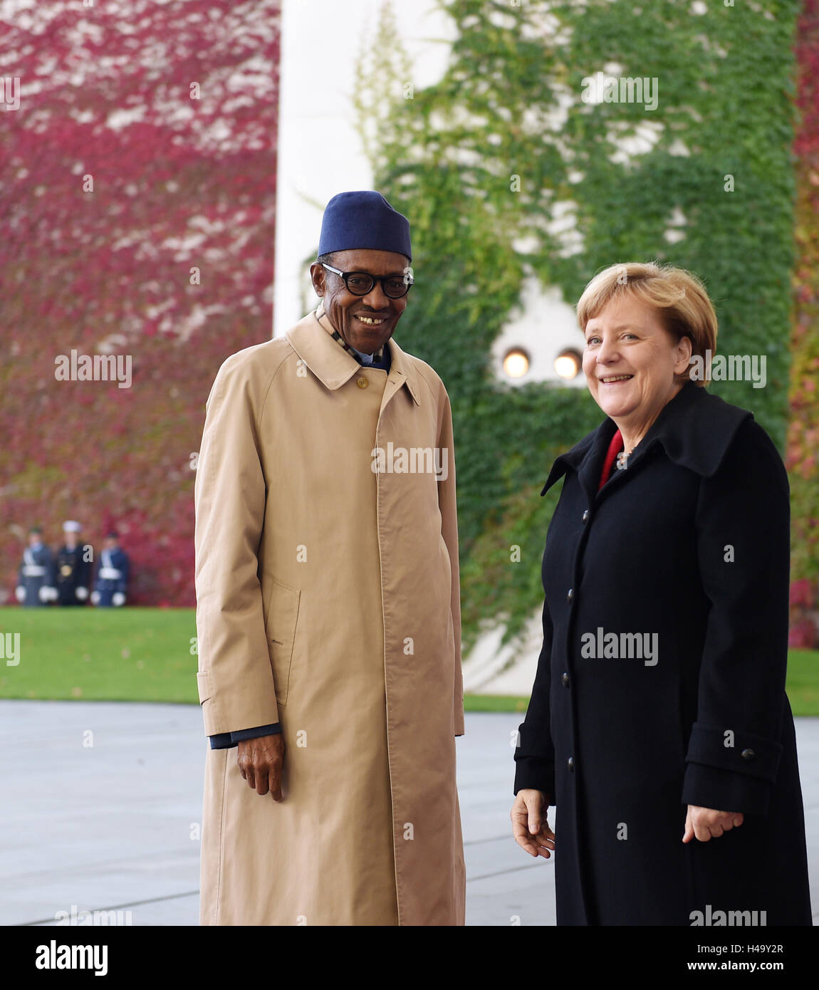 Berlino, Germania. Xiv oct, 2016. Il cancelliere tedesco Angela Merkel (CDU) accoglie favorevolmente il Presidente nigeriano, Muhammadu Buhari con gli onori militari presso la cancelleria di Berlino, Germania, 14 ottobre 2016. Foto: RAINER JENSE/dpa/Alamy Live News Foto Stock