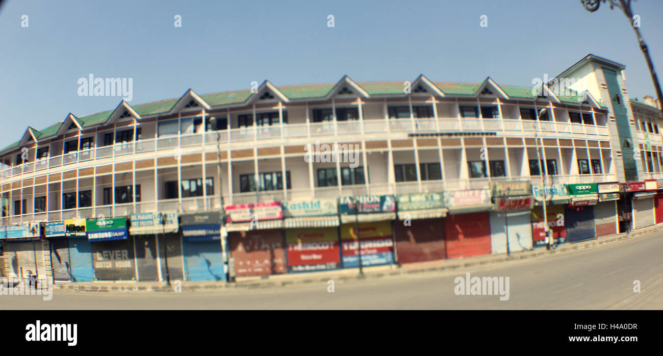 Srinagar Kashmir. 14 ottobre, 2016. Coprifuoco a parti di Srinagar e restrizioni nel resto del Kashmir hanno continuato oggi come vita normale nella valle è rimasto paralizzato per la 97ª giornata a causa di violente proteste in Kashmir Credito: ajaz bhat/Alamy Live News Foto Stock
