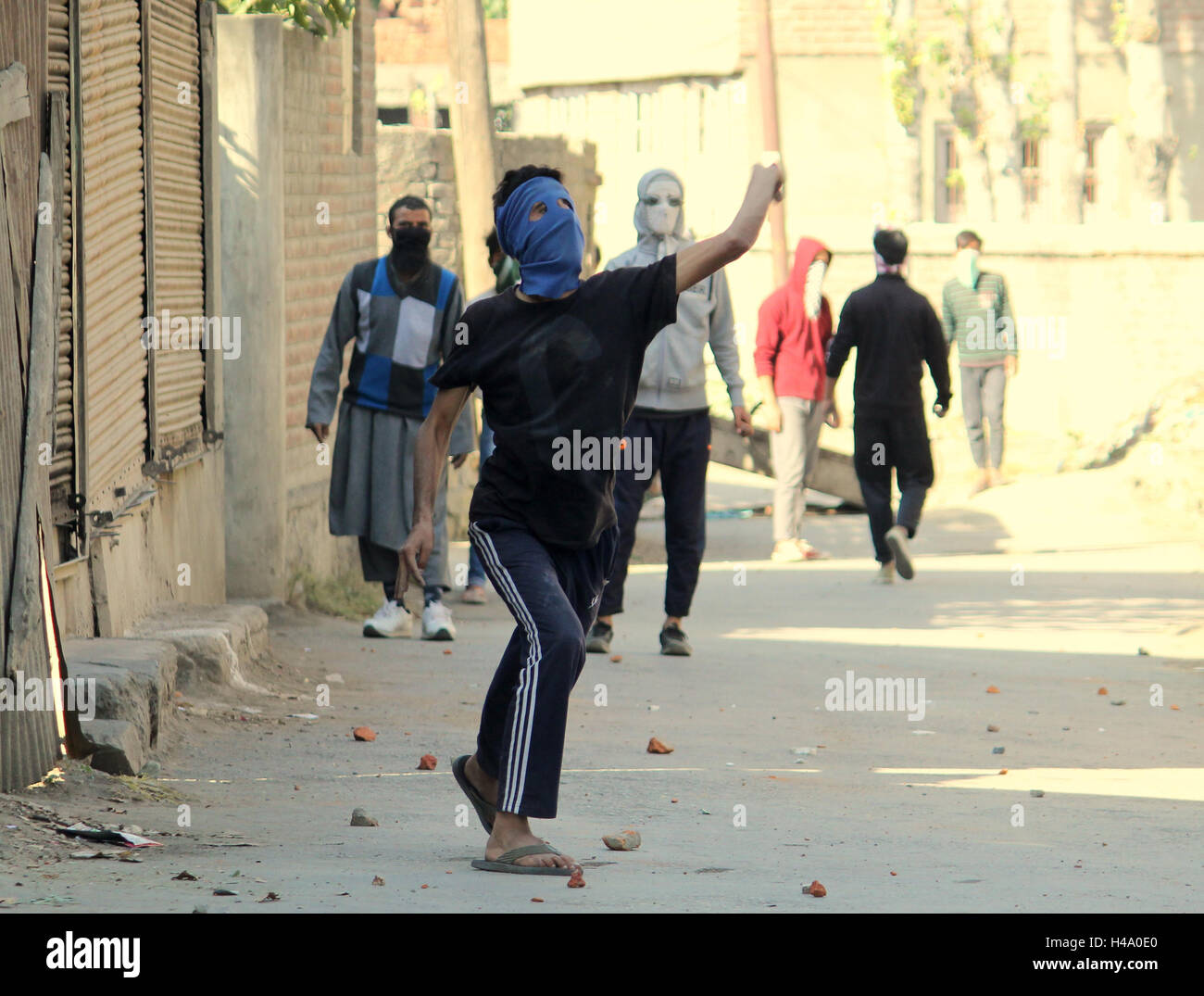 Srinagar Kashmir. 14 ottobre, 2016. Coprifuoco a parti di Srinagar e restrizioni nel resto del Kashmir hanno continuato oggi come vita normale nella valle è rimasto paralizzato per la 97ª giornata a causa di violente proteste in Kashmir Credito: ajaz bhat/Alamy Live News Foto Stock