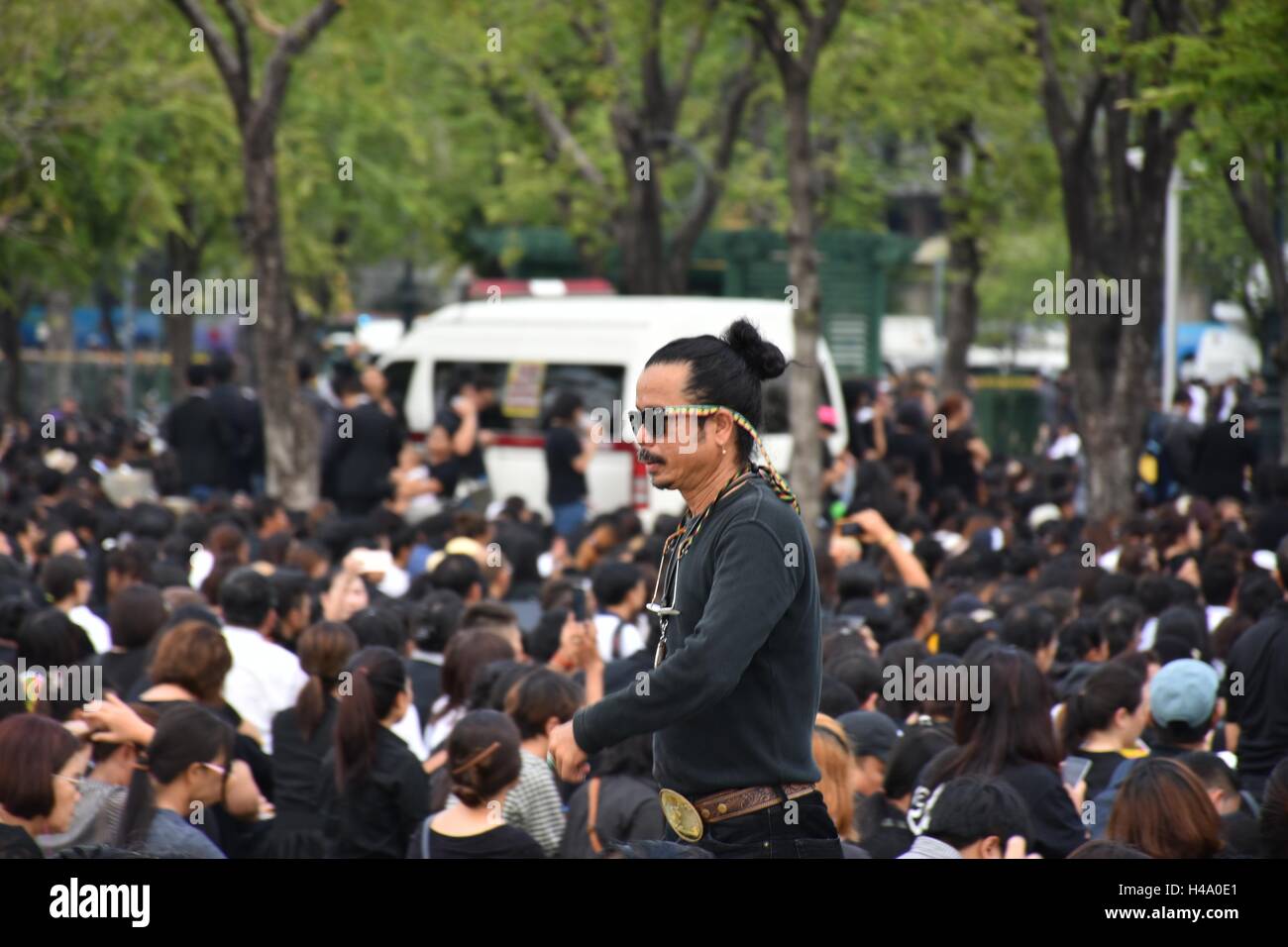 Bangkok, Tailandia. 14 ottobre, 2016. Le persone si radunano presso il palazzo dei re di pagare il rispetto per il re. Credito:.rmf image/Alamy Live News. Foto Stock