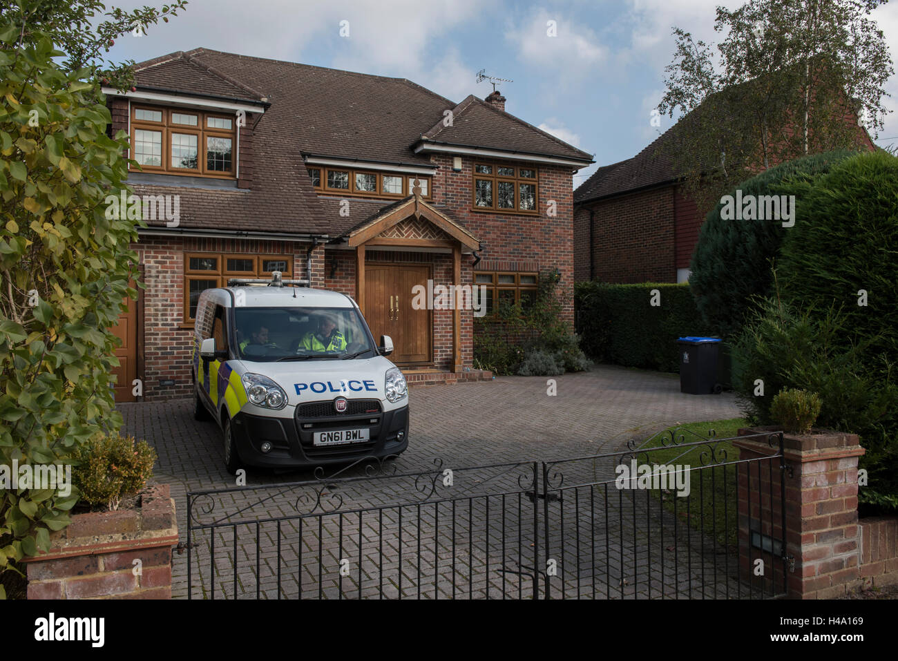 Gerrards Cross, Buckinghamshire, UK. Il 14 ottobre 2016. I veicoli della polizia e unità forense presso la scena. Intorno alle 17:50 BST di lunedì 10 ottobre 2016 i funzionari hanno partecipato a una proprietà in alta faggi, Gerrards Cross nel Buckinghamshire in seguito a una relazione che una donna nel suo anni trenta era morto. Un'indagine è stata avviata nelle circostanze della morte. Giovedì 13 Ottobre 2016 Un Home Office Post-Mortem esame è stato effettuato, e seguendo la valle del Tamigi forza di polizia le principali unità di criminalità ha lanciato un assassinio di inchiesta. Credito: Peter Manning/Alamy Live News Foto Stock