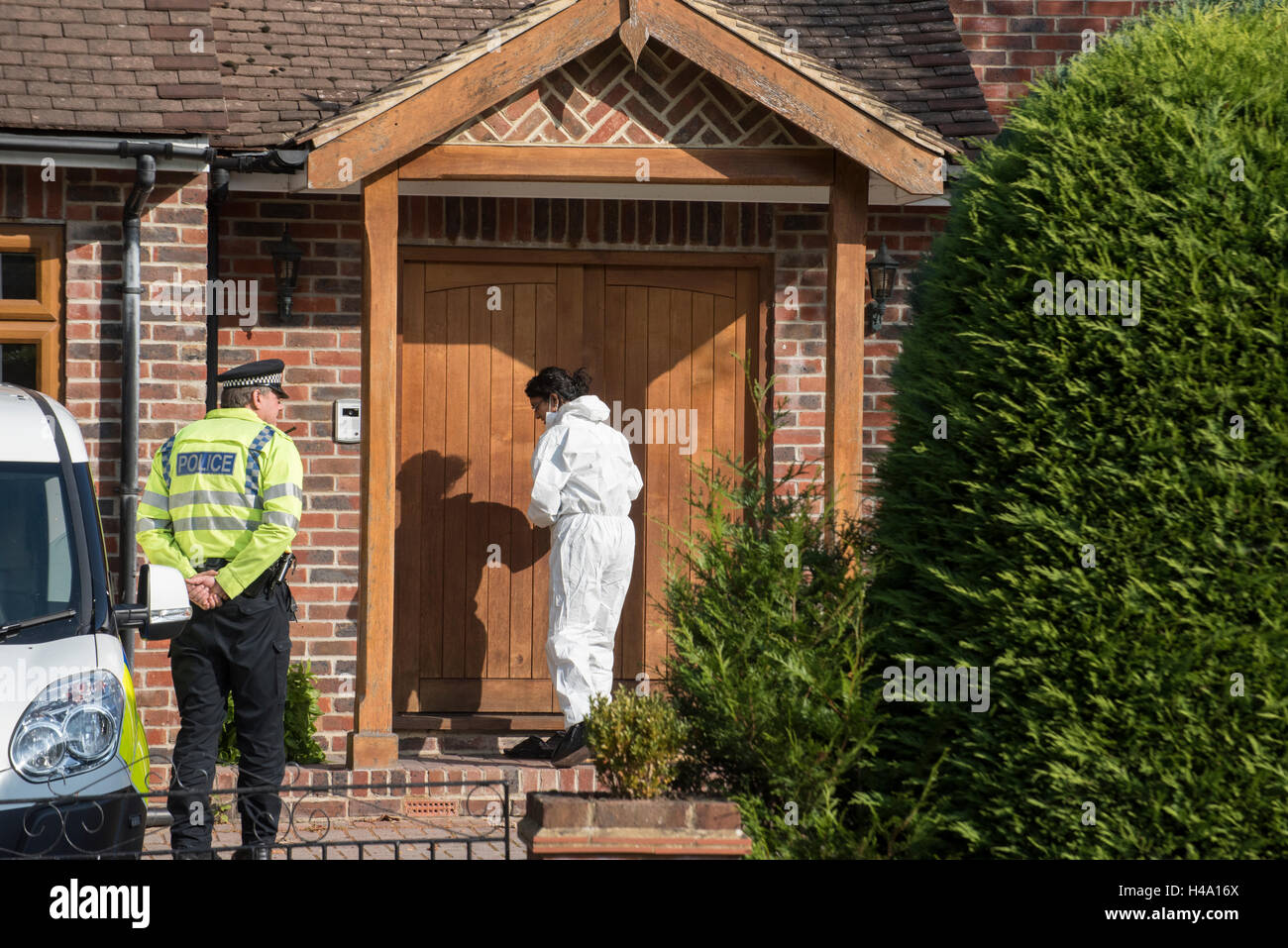 Gerrards Cross, Buckinghamshire, UK. Il 14 ottobre 2016. I veicoli della polizia e unità forense presso la scena. Intorno alle 17:50 BST di lunedì 10 ottobre 2016 i funzionari hanno partecipato a una proprietà in alta faggi, Gerrards Cross nel Buckinghamshire in seguito a una relazione che una donna nel suo anni trenta era morto. Un'indagine è stata avviata nelle circostanze della morte. Giovedì 13 Ottobre 2016 Un Home Office Post-Mortem esame è stato effettuato, e seguendo la valle del Tamigi forza di polizia le principali unità di criminalità ha lanciato un assassinio di inchiesta. Credito: Peter Manning/Alamy Live News Foto Stock