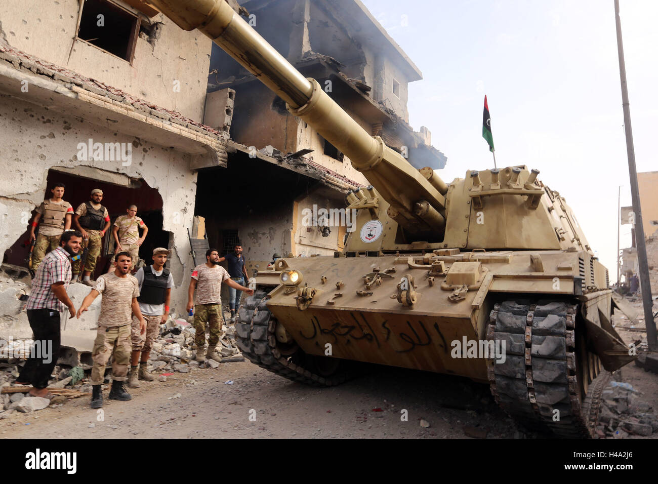 Sirte, Libia. Xiv oct, 2016. I membri delle forze fedeli alla Libia ONU-backed Governo di intesa nazionale (GNA) raccogliere nella città costiera di Sirte, a est della capitale Tripoli, durante le loro operazioni militari per cancellare lo stato islamico (SI) gruppo di jihadisti dalla città, dal 14 ottobre, 2016. Credito: Hamza Turkia/Xinhua/Alamy Live News Foto Stock