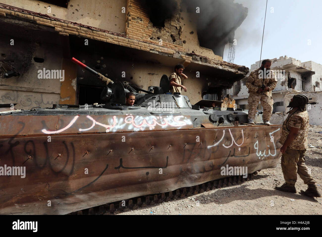 Sirte, Libia. Xiv oct, 2016. I membri delle forze fedeli alla Libia ONU-backed Governo di intesa nazionale (GNA) raccogliere nella città costiera di Sirte, a est della capitale Tripoli, durante le loro operazioni militari per cancellare lo stato islamico (SI) gruppo di jihadisti dalla città, dal 14 ottobre, 2016. Credito: Hamza Turkia/Xinhua/Alamy Live News Foto Stock
