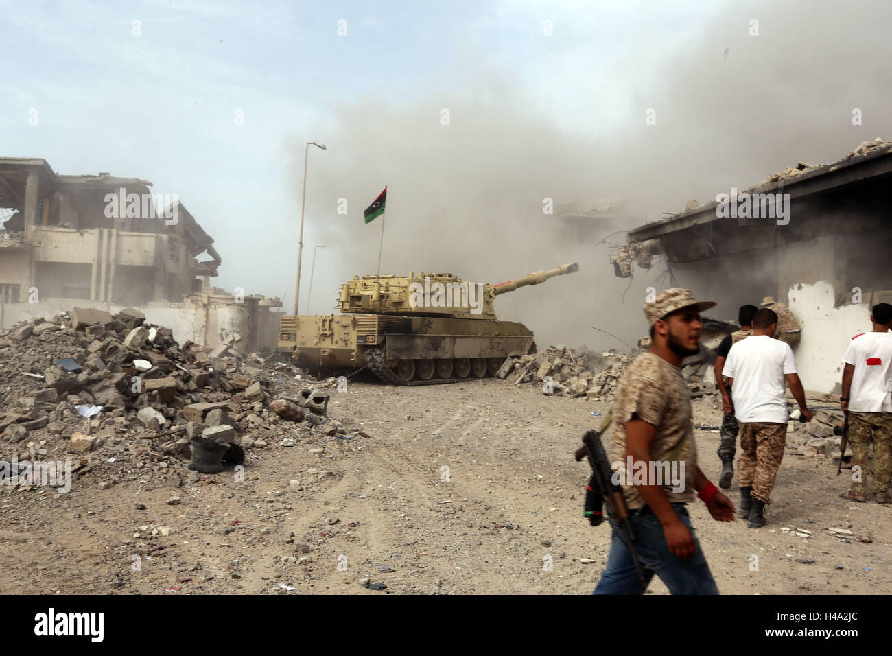 Sirte, Libia. Xiv oct, 2016. I membri delle forze fedeli alla Libia ONU-backed Governo di intesa nazionale (GNA) raccogliere nella città costiera di Sirte, a est della capitale Tripoli, durante le loro operazioni militari per cancellare lo stato islamico (SI) gruppo di jihadisti dalla città, dal 14 ottobre, 2016. Credito: Hamza Turkia/Xinhua/Alamy Live News Foto Stock