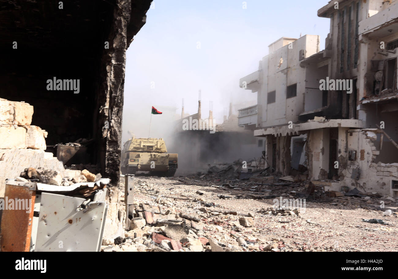 Sirte, Libia. Xiv oct, 2016. I membri delle forze fedeli alla Libia ONU-backed Governo di intesa nazionale (GNA) raccogliere nella città costiera di Sirte, a est della capitale Tripoli, durante le loro operazioni militari per cancellare lo stato islamico (SI) gruppo di jihadisti dalla città, dal 14 ottobre, 2016. Credito: Hamza Turkia/Xinhua/Alamy Live News Foto Stock