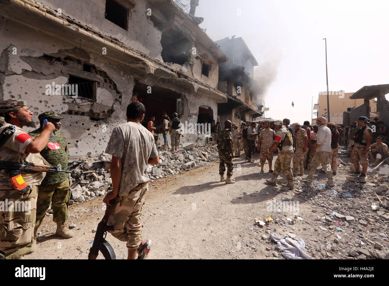 Sirte, Libia. Xiv oct, 2016. I membri delle forze fedeli alla Libia ONU-backed Governo di intesa nazionale (GNA) raccogliere nella città costiera di Sirte, a est della capitale Tripoli, durante le loro operazioni militari per cancellare lo stato islamico (SI) gruppo di jihadisti dalla città, dal 14 ottobre, 2016. Credito: Hamza Turkia/Xinhua/Alamy Live News Foto Stock