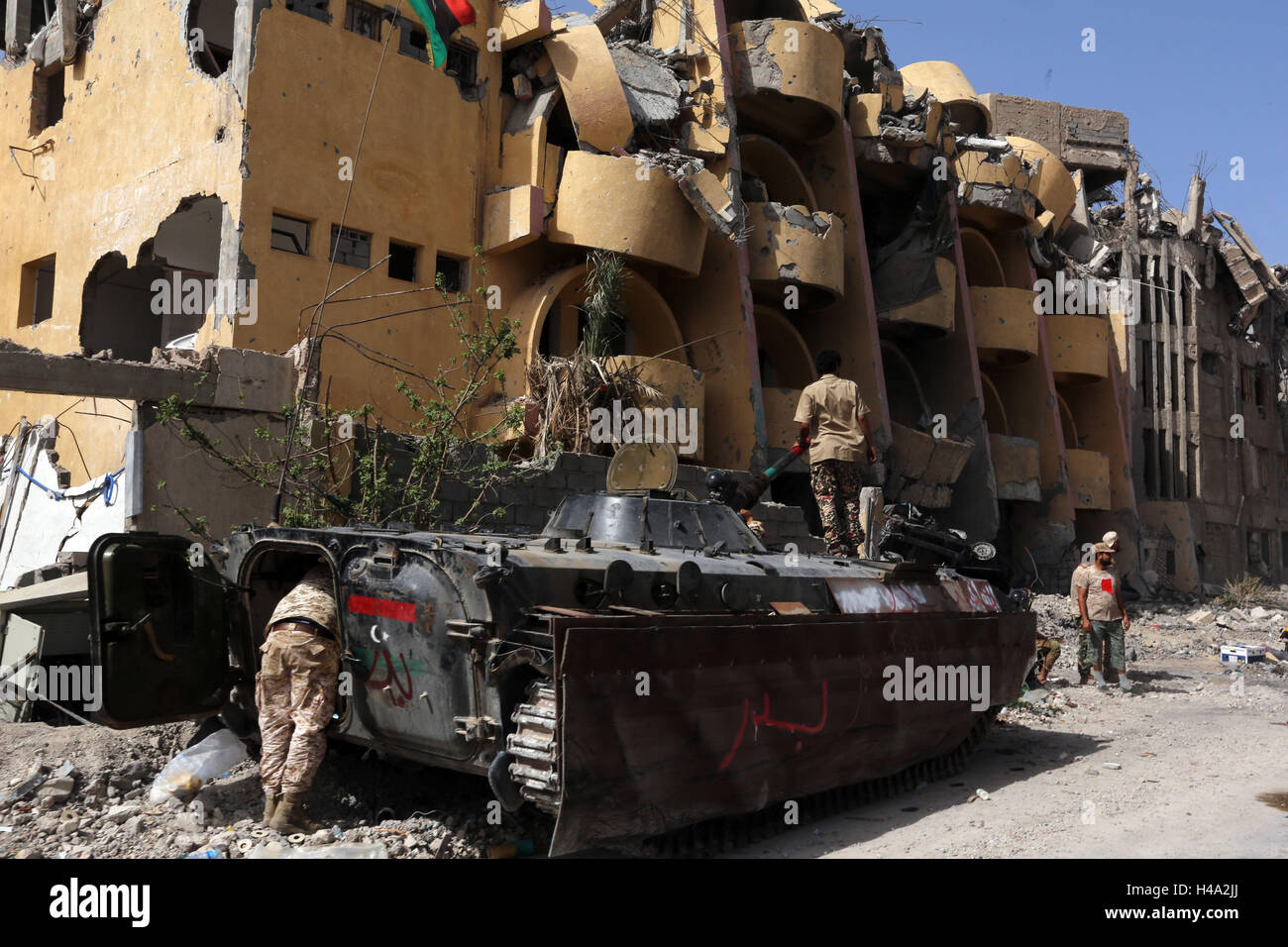 Sirte, Libia. Xiv oct, 2016. I membri delle forze fedeli alla Libia ONU-backed Governo di intesa nazionale (GNA) raccogliere nella città costiera di Sirte, a est della capitale Tripoli, durante le loro operazioni militari per cancellare lo stato islamico (SI) gruppo di jihadisti dalla città, dal 14 ottobre, 2016. Credito: Hamza Turkia/Xinhua/Alamy Live News Foto Stock