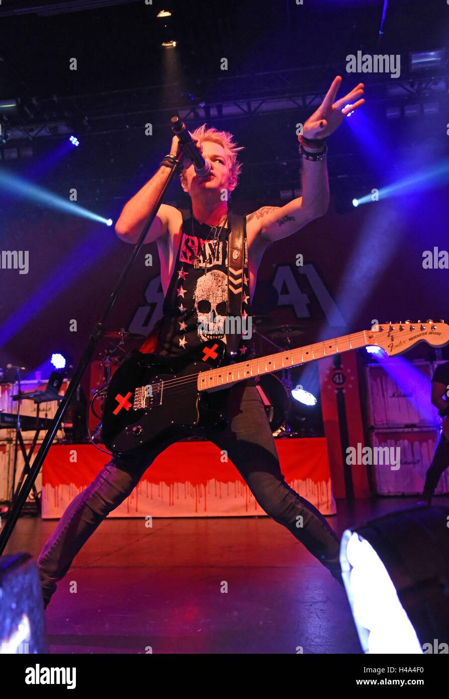 New York, NY, STATI UNITI D'AMERICA. Xiv oct, 2016. Deryck Whibley di somma 41 sul palco per somma 41's 'non chiamarlo una somma indietro " Tour, Playstation Theatre di New York, NY Ottobre 14, 2016. Credito: Derek Storm/Everett raccolta/Alamy Live News Foto Stock