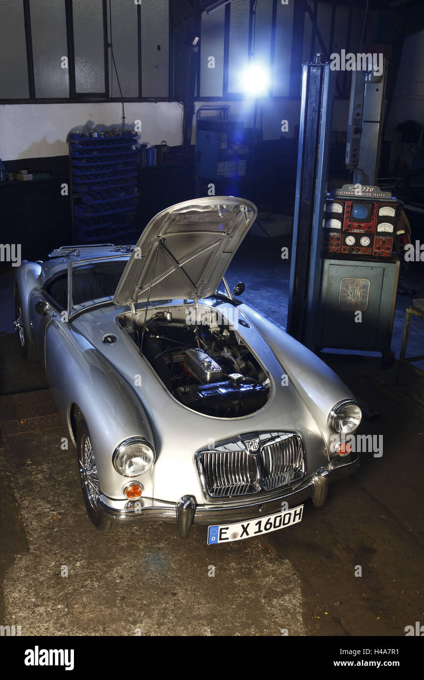 Auto, old-timer garage, old-timer MG, argento Foto Stock