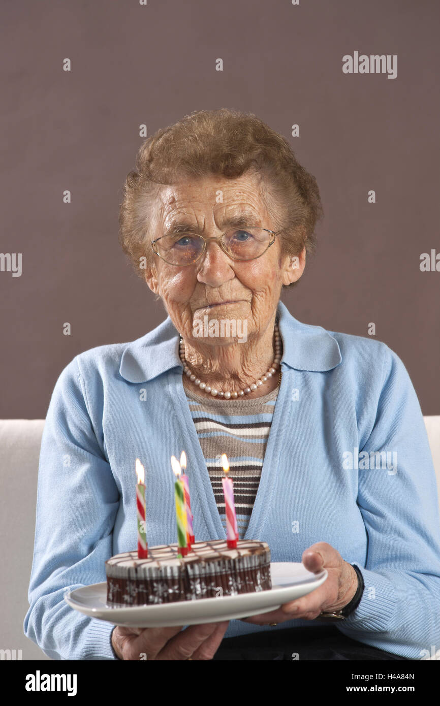Senior con torta di compleanno, Foto Stock