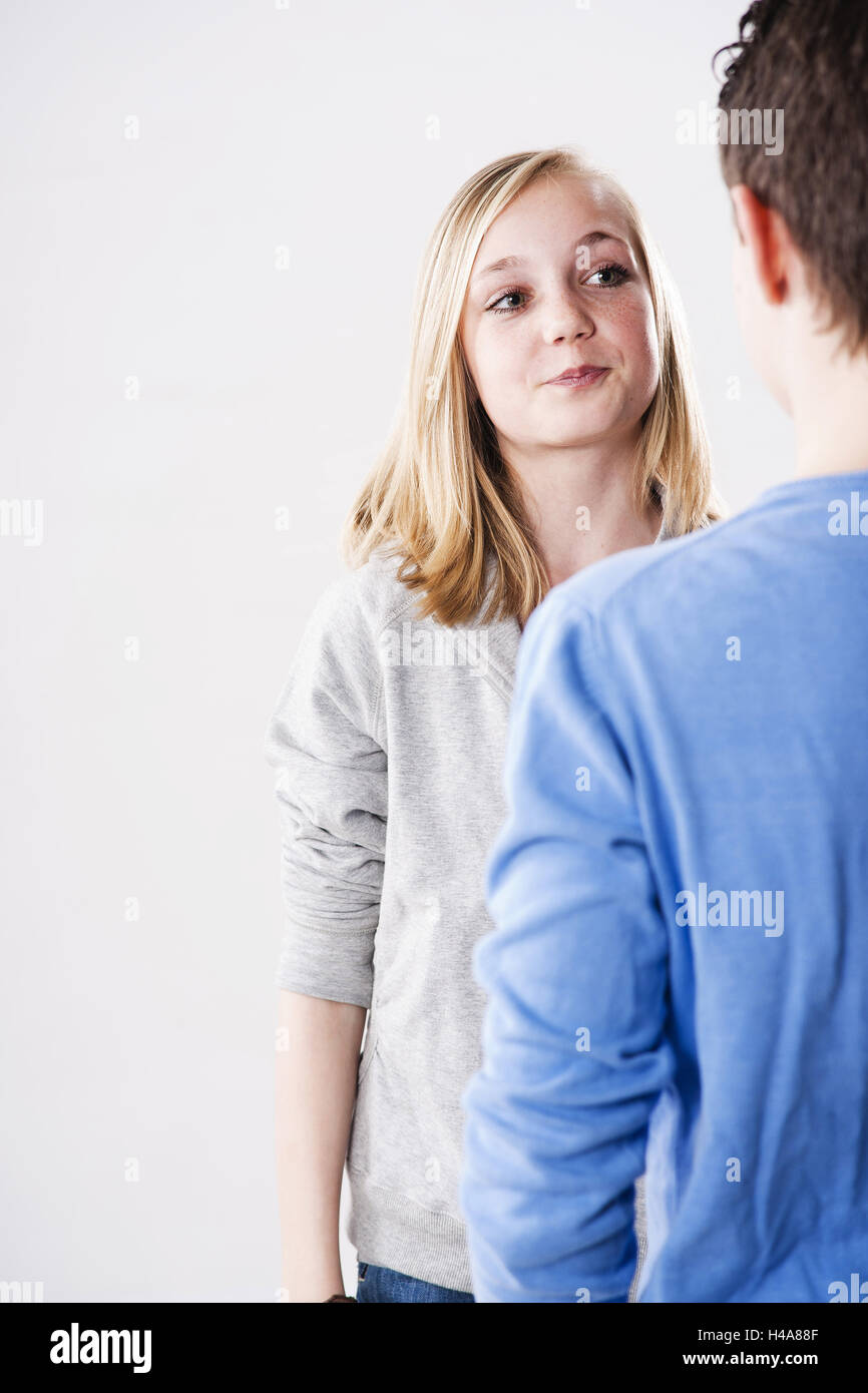 Adolescente, ragazzo e una ragazza, contatto visivo, la disputa, Foto Stock