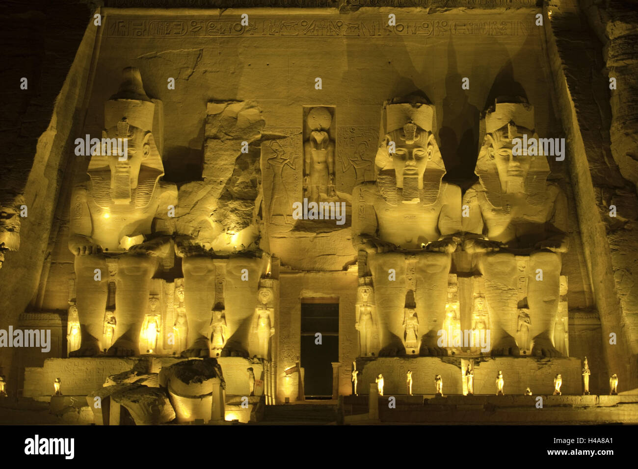 Egitto, Abu Simbel, statue giganti di fronte al tempio di Ramses II durante lo spettacolo di suoni e luci, Foto Stock