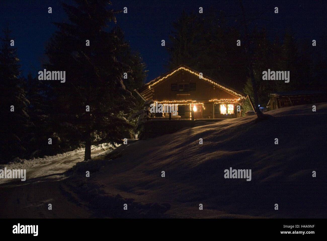 Acciaieria, illuminato, per Natale, candela-illuminato raduni, fuori, notte, inverno, Natale, yule tide, casa in legno, capanna in legno, neve, luci, illuminazione, umore, idillio, finestra, luce, abita, atmosferici, oscurità, sera, inclinazione, collina, montagna, Foto Stock