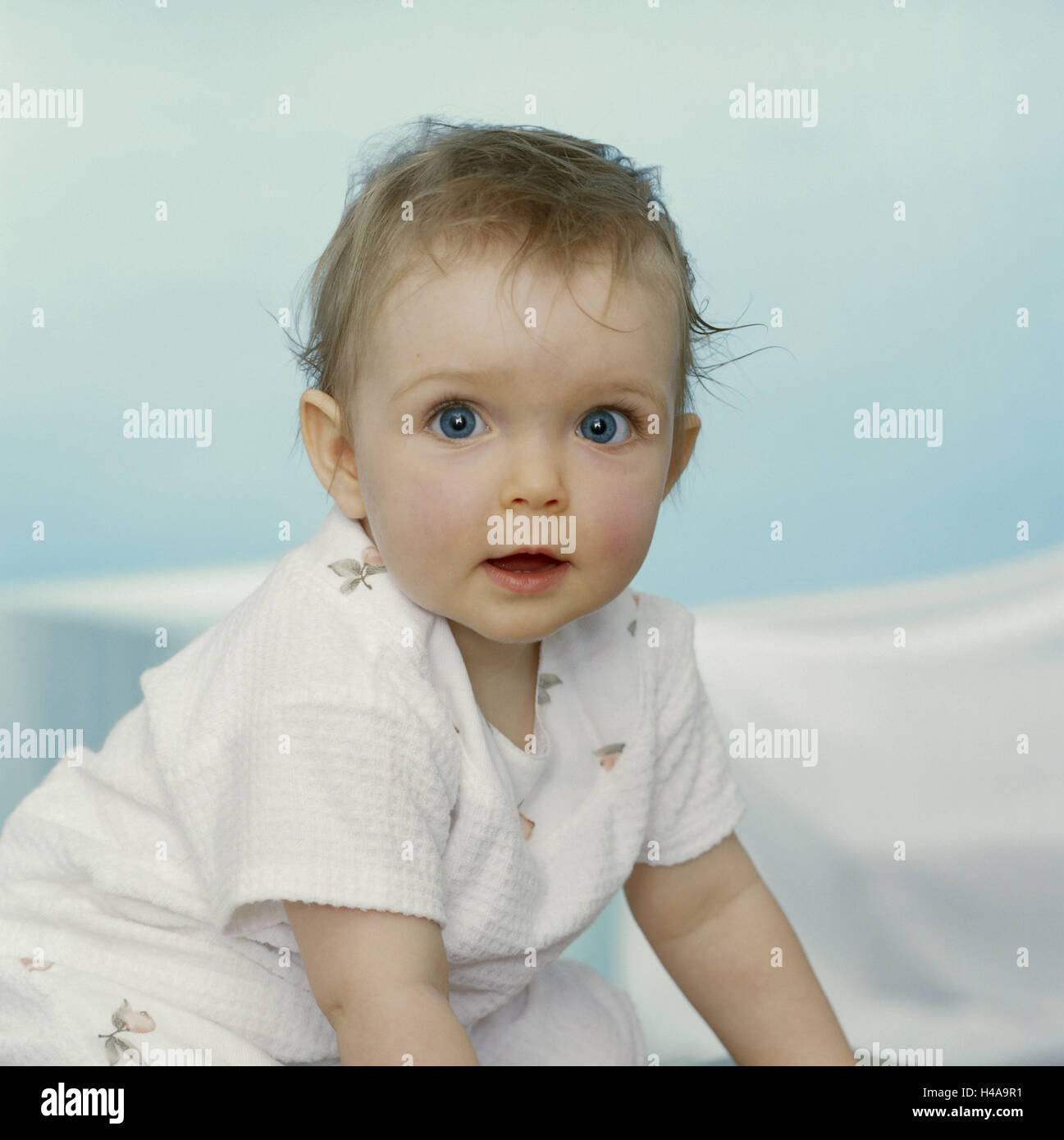 Il Toddler, ragazze, sorrisi, semi-ritratto, serie, persone bambino 9 mesi, top, sguardo fotocamera, sa eye-colore blu, infanzia liberamente, naturalezza, cutely pacificamente, interna Foto Stock