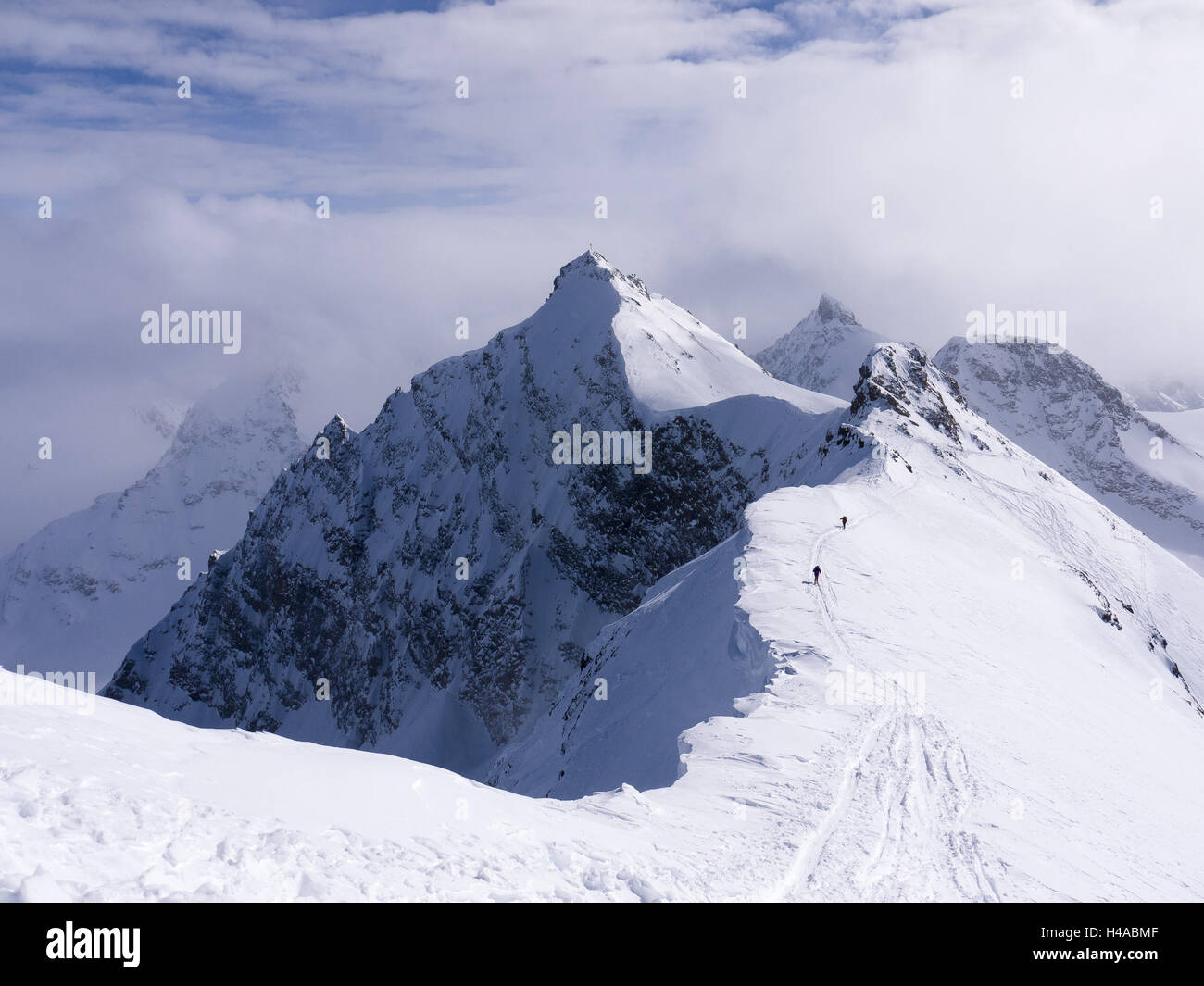 Austria Vorarlberg, Montafon, Silvretta, Schneeglocke, ski tourer, ridge, Foto Stock