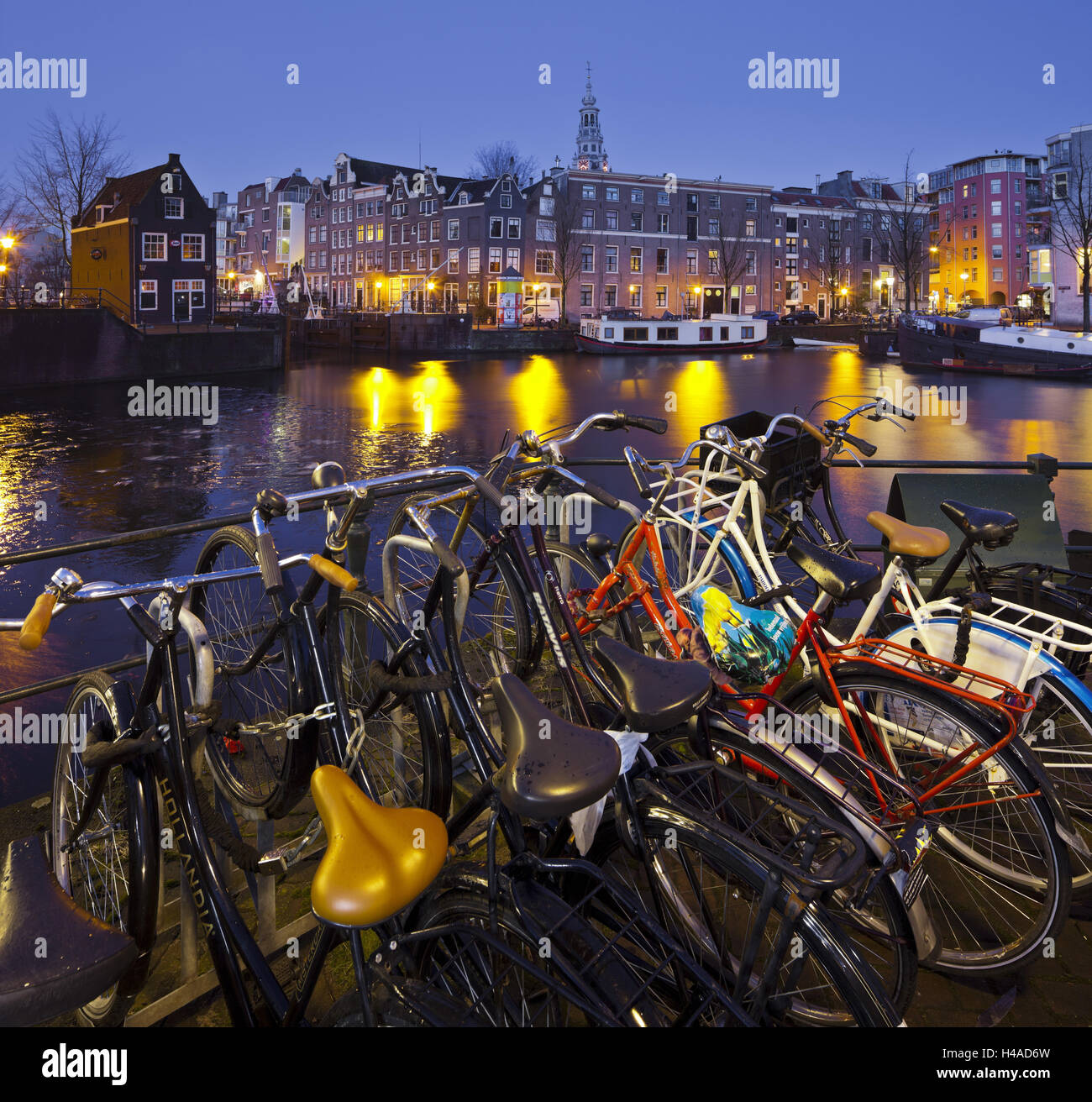 Biciclette, Oudeschans, café di De Sluyswacht, Amsterdam, Paesi Bassi, Foto Stock