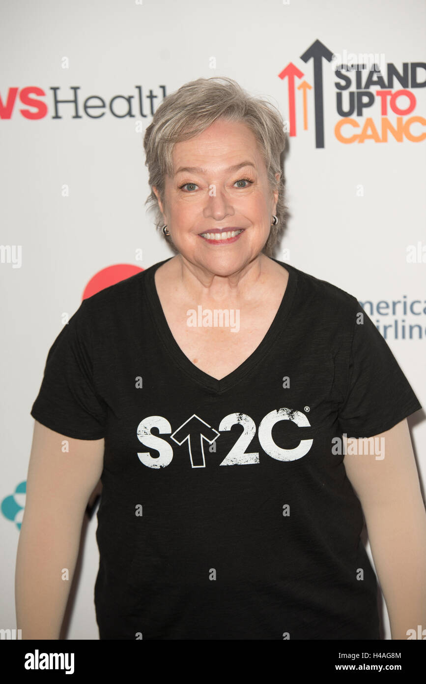 Kathy Bates frequentando Stand fino al cancro 2016 tappeto rosso al Disney Hall , Los Angeles CA. Foto Stock